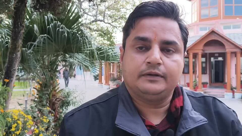 लोहाघाट अंतर्गत डिग्री कॉलेज मोटर मार्ग पर हाल ही में किए गए डामरीकरण के कुछ ही दिनों के भीतर उखड़ने के संबंध में अधिशासी अभियंता लोनिवी लोहाघाट मयंक तिवारी ने बाड़ीगाड़ के पास स्थित इस मार्ग का संज्ञान लेते हुए स्थिति स्पष्ट करते हुए बताया कि संबंधित क्षेत्र एक भूस्खलन (लैंडस्लाइड) संभावित क्षेत्र है, जहां सुरक्षा की दृष्टि से डीबीएम (DBM) बेस लेयर का कार्य किया गया था।