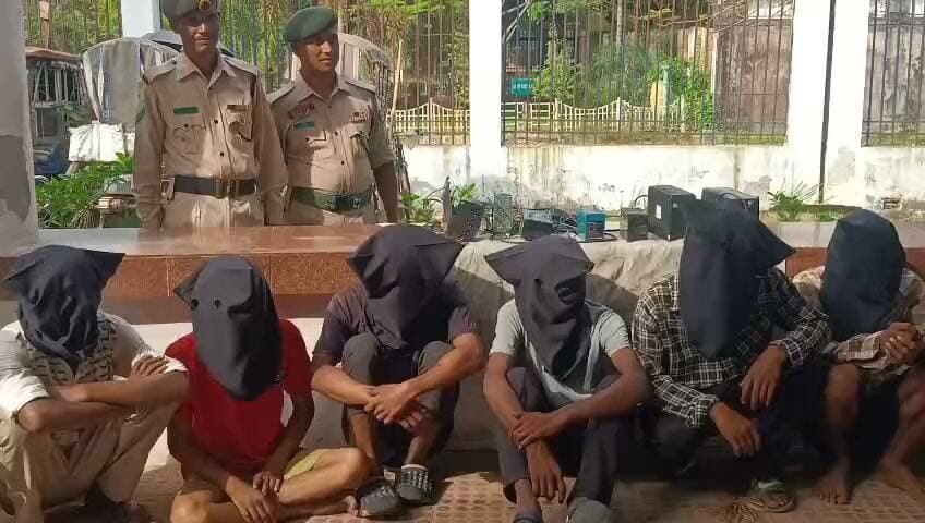 চুরি যাওয়া সামগ্রী সহ নয়জন চোরকে ধরতে সক্ষম হন এনসিসি থানার পুলিশ! গতকালকে তাদেরকে ধরা হয়েছে বলে জানান এনসিসি থানার ওসি পরিতোষ দাস!