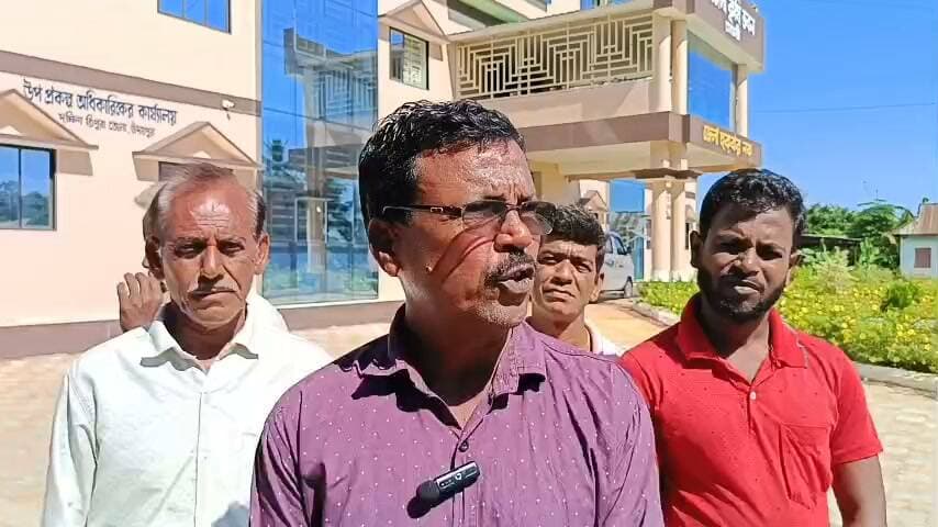 মাতাবাড়ি কৃষি মহকুমার অধীনে দক্ষিণ মুড়াপাড়া পঞ্চায়েত এলাকার কৃষকরা RGP প্রোগ্রামের মাধ্যমে কৃষি দপ্তরকে বীজ ধান দেওয়া হয়। কিন্তু প্রায় ছয় মাস অতিক্রান্ত হয়ে গেলেও এখনো পর্যন্ত কৃষকরা পায়নি কোন অর্থ রাশি । এই নিয়ে গোমতী জেলার উদয়পুর কৃষি দপ্তর থেকে কোন ধরনের সুস্পষ্ট উত্তর দিতে পারছে না আধিকারিকরা । এই নিয়ে বুধবার দুপুরে মাতাবাড়ি কৃষি মহকুমার অধীন দক্ষিণ মুড়াপাড়া পঞ্চায়েত এলাকার কৃষকরা গোমতী জেলার কৃষি দপ্তরের ডেপুটি ডিরেক্টটর সুপ্রতিম চাকমার কাছে জানতে চাওয়া হয় RGP প্রোগ্রামের মাধ্যমে কৃষি দপ্তরকে বীজ ধান দেওয়ার পর কেন এখনো পর্যন্ত কৃষকরা কোন অর্থ রাশি পাচ্ছে না ? এই গোটা বিষয় নিয়ে DDA সুপ্রতিম চাকমাকে যখন কৃষকরা ঘিরে ধরে পরবর্তী সময় DDA কৃষকদেরকে জানান আগামী মাসের মধ্যে টাকা দেওয়ার জন্য ব্যবস্থা করা হচ্ছে বলে আশ্বস্ত করেছেন এমনটাই জানান কৃষকরা । পাশাপাশি ক্ষুব্ধ কৃষকরা জানান যদি আগামী মাসের মধ্যে বীজ ধানের কোন অর্থ রাশি না পাওয়া হয় তাহলে কৃষকরা আরও বৃহত্তর আন্দোলন গড়ে তুলবে মাতাবাড়ি কৃষি মহকুমা জুড়ে। কিন্তু প্রশ্ন উঠছে কেন কৃষকরা তাদের পরিশ্রমের ফসলের টাকা এখনো পর্যন্ত পাচ্ছে না দপ্তর থেকে ? এই বিষয়ে চলছে নানা গুঞ্জন ! সব মিলিয়ে ব্যাপক আলোড়ন সৃষ্টি হয়েছে আজ উদয়পুর কৃষি দপ্তরে কৃষকদের উপস্থিতিকে কেন্দ্র করে । এখন দেখার কবে নাগাদ কৃষি দপ্তর থেকে কৃষকদের জন্য এই অর্থরাশি দেওয়া হয় ? সেদিকে তাকিয়ে রয়েছে কৃষক মহল।