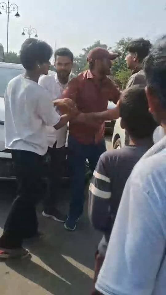 गजरौला में डीसीएम चालक की बेरहमी से पिटाई, LIVE VIDEO वायरल