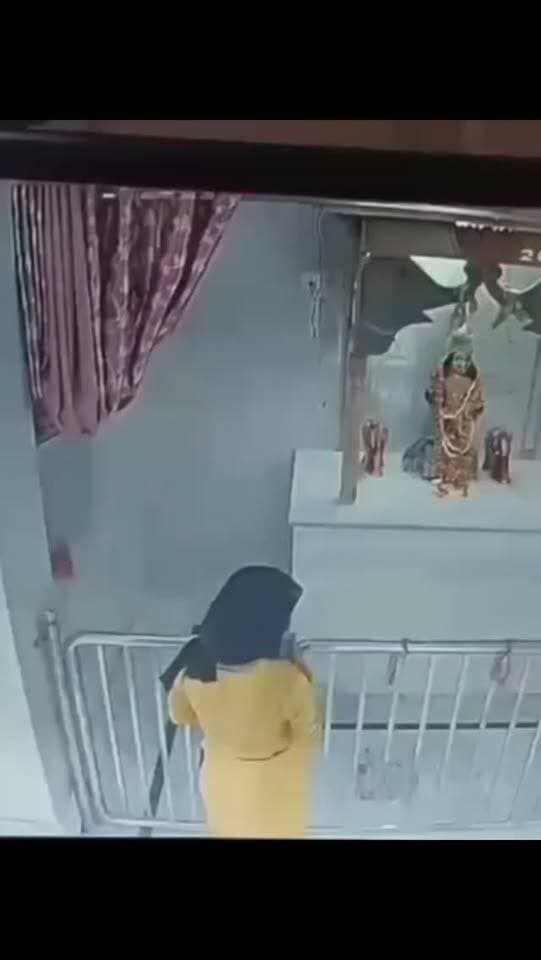लखनऊ के सआदतगंज के चारों धाम मंदिर में दिनदहाड़े चोर भक्ति की आड़ में हुई चोरी, श्रद्धालु बनकर आई महिला ने उड़ाए भगवान के गहने
मां लक्ष्मी की मूर्ति से चोरी, चांदी का छत्र और नथ उतार ले गई शातिर महिला