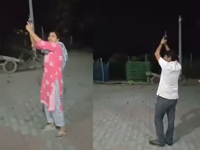 बंदूकबाज प्रधान और प्रधानिन,
UP- गोंडा में शकील प्रधानजी नई रिवॉल्वर खरीदकर लाए। प्रधानजी ने रिवॉल्वर चेक करते हुए फायरिंग की। अब प्रधानिन परवीन को भी शौक हुआ। प्रधानिन ने भी आसमान का रुख करके रिवॉल्वर चेक कर डाली।
लाइसेंस जारी करने वाले DM साहब बहुत खुश है। पुलिस सोच रही है कि काम मिल गया।