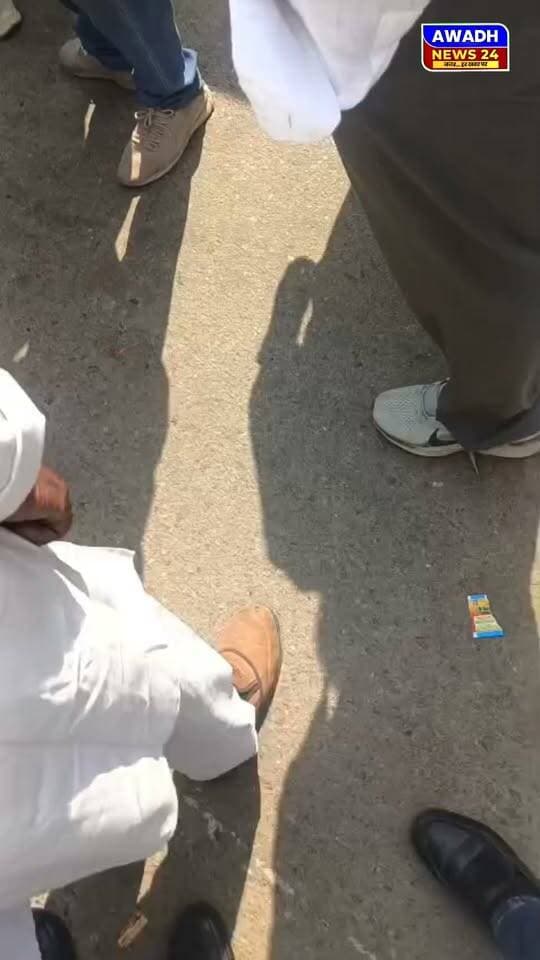 अमित शाह से जुड़े मानहानि मामले में MP-MLA कोर्ट में पेश हुए राहुल गांधी
कोर्ट ने राहुल गांधी को पेश होने के लिए कहा था, भाजपा नेता विजय मिश्रा ने अगस्त 2018 में दर्ज कराया था केस।
राहुल गांधी के बयान को लेकर दर्ज हुआ था मानहानि का मुकदमा।
आज एमपी एमएलए कोर्ट से दोष मुक्त हुए राहुल गांधी
राहुल गांधी के काफिले की गाड़ियों का एक्सीडेंट पूर्वांचल एक्सप्रेस-वे पर आपस में टक्कर-कई घायल
सुलतानपुर: पूर्वांचल एक्सप्रेसवे पर राहुल गांधी के काफिले की 5 गाड़ियां और एंबुलेंस टकरा गई हैं हादसे में कांग्रेस कार्यकर्ताओं पदाधिकारियों और सुरक्षा कर्मियों के घायल होने की खबर हैं राहुल सुरक्षित हैं उत्तर प्रदेश में पूर्वांचल एक्सप्रेसवे पर कांग्रेस नेता राहुल गांधी के काफिले की गाड़ियां हादसे का शिकार हो गईं शुरुआती जानकारी के मुताबिक एक्सप्रेसवे पर 91 किलोमीटर माइलस्टोन के पास काफिले की पांच गाड़ियां और एक एंबुलेंस आपस में टकरा गईं. हादसे में कांग्रेस के कार्यकर्ताओं पदाधिकारियों और सुरक्षा से जुड़े कई लोगों के घायल होने की खबर हैं राहुल गांधी सुरक्षित बताए जा रहे हैं राहुल गांधी सोमवार को उत्तर प्रदेश के दौरे पर हैं वह सुलतानपुर जा रहे थे जहां उनकी कोर्ट में पेशी हैं सुबह ही वह दिल्ली से लखनऊ पहुंचे लखनऊ से सुलतानपुर जाते वक्त पूर्वांचल एक्सप्रेसवे पर उनके काफिले में यह हादसा हुआ टक्कर के बाद मौके पर अफरा-तफरी की स्थिति बन गई घायलों को लेकर शुरुआती जानकारी सामने आई हैं।
#reelsviral #reels #reelsviralシ #viral #viralreels #viralreelsシ #Congress #court Awadh News24 Rahul Gandhi
