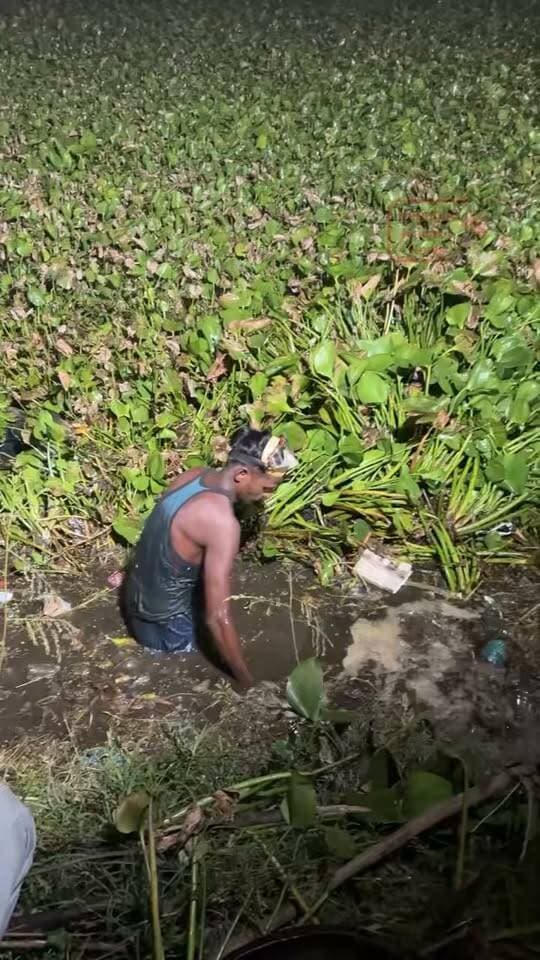 लापता बच्चे को ढूंढने में पूरा प्रशासन कृष्ण कुमार थाना प्रभारी, डीएसपी संदीप, गोताखोर प्रगट सिंह की पूरी टीम और समस्त गांव निवासी बच्चे को ढूंढते हुए