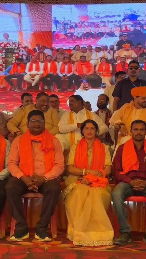मेधावी सम्मान समारोह में पूर्व सांसद बृजभूषण शरण सिंह का ठिठोली भरा अंदाज!
डमरू और त्रिशूल भेंट करते ही बोले पूर्व सांसद— “अब नेताजी का डमरू बजावेक है!”
बलरामपुर, उत्तर प्रदेश। मेधावी विद्यार्थियों के सम्मान समारोह में उस समय माहौल खुशनुमा हो गया, जब नगर पालिका अध्यक्ष डॉ. धीरेंद्र प्रताप सिंह ‘धीरू’ ने पूर्व सांसद बृजभूषण शरण सिंह को त्रिशूल और डमरू भेंट किया। उपहार मिलने के बाद बृजभूषण शरण सिंह ने अपने चिर-परिचित मजाकिया अंदाज में ऐसी टिप्पणी की कि मंच पर मौजूद लोग ठहाके लगाने लगे।
डमरू हाथ में लेते हुए उन्होंने हंसी-मजाक में कहा, “यह धीरू सिंह अध्यक्ष जी हैं, यह हमको डमरू दे रहे हैं कि डमरू बजाओ।” इसके बाद उन्होंने ठिठोली करते हुए कहा, “यह जानते हैं कि अब नेताजी का डमरू बजावेक है।”
उनकी इस चुटीली टिप्पणी से समारोह का माहौल हल्का-फुल्का हो गया। मंच पर मौजूद लोगों के बीच उनकी बात चर्चा का विषय बन गई।
#BalrampurNews #बलरामपुर #BrijBhushanSharanSingh #बृजभूषणशरणसिंह #धीरूसिंह #मेधावीसम्मानसमारोह #प्रतिभासम्मान #UPNews #उत्तरप्रदेशसमाचार #BalrampurBreakingNews #ViralNews #HindiNews #LocalNews #EducationNews