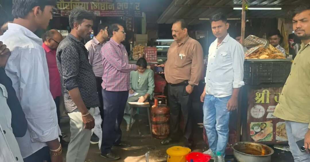 दीपावली के मद्देनजर मिठाई दुकानों पर जांच, एक्सपायरी खाद्य सामग्री नष्ट कराई
कलेक्टर के निर्देशन में महाराजपुर और गढ़ीमलहरा में खाद्य सुरक्षा विभाग की कार्रवाई
खराब खाद्य सामग्री मौके पर नष्ट की गई एवं मिठाई के नमूने जांच के लिए गए
---
कलेक्टर श्री मृणाल मीना के निर्देशानुसार दीपावली त्योहार के मद्देनजर 28 अक्टूबर को महाराजपुर और गढ़ीमलहरा में मिठाई दुकानों की जांच की गई। एसडीएम नौगांव द्वारा गठित संयुक्त जांच दल ने खाद्य सुरक्षा विभाग एवं राजस्व विभाग के अधिकारियों के साथ बस स्टैंड महाराजपुर सहित विभिन्न दुकानों का निरीक्षण किया। इस दौरान मिठाइयों के नमूने जांच के लिए लिए गए और एक्सपायरी डेट की खाद्य सामग्री सहित प्रथम दृष्टया खराब पाए गए खाद्य पदार्थों का विनष्टीकरण कराया गया।
जांच के दौरान शिवम स्वीट्स से कुंदे तथा श्रीराम स्वीट्स, महाराजपुर से खोवे के पेड़े का नमूना लिया गया। श्रीराम स्वीट्स पर एक्सपायरी डेट के अमूल मिठाई के 6 पैकेट और लगभग 7 किलोग्राम चटनी नष्ट कराई गई। कंचन स्वीट्स, महाराजपुर में खाने योग्य नहीं पाए जाने पर 10 किलोग्राम दही का विनष्टीकरण कराया गया। वहीं कैलाश मिष्ठान भंडार से एक्सपायरी डेट की 14 बोतल और श्यामू मिष्ठान भंडार से 21 बोतल कोल्ड ड्रिंक नष्ट कराई गईं।
गढ़ीमलहरा स्थित प्रकाश स्वीट्स से खोवे के पेड़े का नमूना जांच के लिए लिया गया। मौके पर प्रथम दृष्टया खराब पाए जाने पर 5 किलोग्राम जलेबी, 5 किलोग्राम जलेबी का सीरा और 5 किलोग्राम मैदे के घोल का विनष्टीकरण कराया गया।
निरीक्षण के दौरान दुकानदारों को साफ-सफाई बनाए रखने, खाद्य पदार्थों की गुणवत्ता सुनिश्चित करने तथा एक्सपायरी डेट की सामग्री का विक्रय नहीं करने के सख्त निर्देश दिए गए।
कार्रवाई के दौरान राजस्व विभाग से तहसीलदार भरत पांडे, नायब तहसीलदार शशांक जैन, खाद्य सुरक्षा विभाग से खाद्य सुरक्षा अधिकारी वंदना जैन सहित संबंधित पटवारी मौजूद रहे।