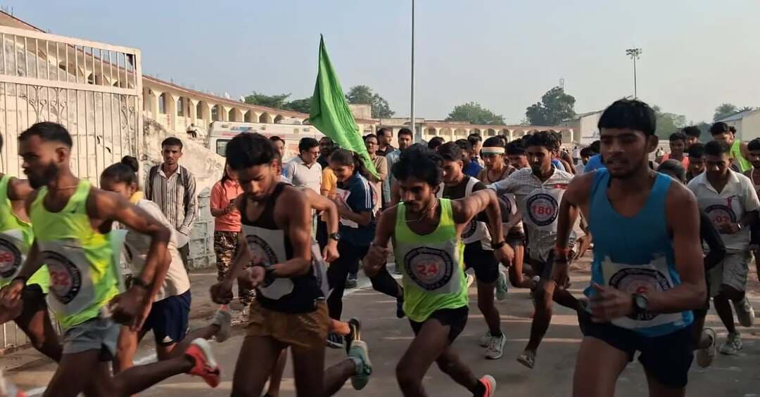 एचआईवी-एड्स और सिफिलिस के प्रति जागरूकता के लिए निकाली रेड रिबन मैराथन
सीएमएचओ ने हरी झंडी दिखाकर किया शुभारंभ, युवाओं ने जन-जागरूकता फैलाने की ली शपथ
---
एचआईवी-एड्स, सिफिलिस सहित अन्य गंभीर बीमारियों के प्रति युवाओं और आम नागरिकों को जागरूक करने के उद्देश्य से शनिवार को पंडित बाबूराम चतुर्वेदी स्टेडियम, छतरपुर में रेड रिबन मैराथन दौड़ का आयोजन किया गया। मध्यप्रदेश राज्य एड्स नियंत्रण इकाई, भोपाल के तत्वावधान में महाराजा छत्रसाल बुंदेलखंड विश्वविद्यालय एवं संबंधित कॉलेजों के सहयोग से आयोजित इस कार्यक्रम का शुभारंभ मुख्य चिकित्सा एवं स्वास्थ्य अधिकारी डॉ. आर.पी. गुप्ता ने हरी झंडी दिखाकर किया।
जिला एड्स नियंत्रण नोडल अधिकारी डॉ. अरुणेन्द्र शुक्ला के मार्गदर्शन में आयोजित मैराथन का उद्देश्य युवाओं में स्वास्थ्य, फिटनेस और सकारात्मक जीवनशैली के प्रति जागरूकता बढ़ाने के साथ एचआईवी-एड्स, सिफिलिस, हेपेटाइटिस और टीबी जैसी गंभीर बीमारियों की रोकथाम के प्रति जागरूक करना रहा।
इस अवसर पर सीएमएचओ डॉ. आर.पी. गुप्ता ने कहा कि युवाओं का शारीरिक और मानसिक रूप से स्वस्थ रहना समाज की प्रगति के लिए आवश्यक है। इस प्रकार के आयोजन स्वास्थ्य के प्रति जागरूकता बढ़ाने के साथ युवाओं में ऊर्जा, उत्साह और सकारात्मक सोच का संचार करते हैं।
जिला एड्स नियंत्रण नोडल अधिकारी डॉ. अरुणेन्द्र शुक्ला ने प्रतिभागियों का उत्साहवर्धन करते हुए एचआईवी-एड्स से बचाव और इसके प्रति सही जानकारी के महत्व पर प्रकाश डाला। वहीं, जिला क्षय केंद्र के मेडिकल ऑफिसर डॉ. आशुतोष चतुर्वेदी ने टीबी और एचआईवी-एड्स जैसी गंभीर बीमारियों के प्रति जागरूक किया।
कार्यक्रम में स्वास्थ्य विभाग, टीआई आई महिला समिति, सुमित्रा सेवा संस्थान से सचिन चौरसिया, सुरेंद्र अहिरवार, योगेश साहू सहित विश्वविद्यालय प्रशासन, एनएसएस के अधिकारी-कर्मचारी तथा बड़ी संख्या में छात्र-छात्राएं और अन्य प्रतिभागी उपस्थित रहे।
मैराथन के समापन पर विजेता प्रतिभागियों को सम्मानित कर प्रोत्साहित किया गया। साथ ही सभी प्रतिभागियों ने अपने नगर, गांव और मोहल्लों में एचआईवी-एड्स के प्रति जागरूकता फैलाने की शपथ ली।
कार्यक्रम के अंत में डॉ. अरुणेन्द्र शुक्ला ने एचआईवी संक्रमण के प्रमुख माध्यमों की जानकारी देते हुए कहा कि सही जानकारी ही बचाव का प्रभावी माध्यम है। उन्होंने “जानकारी ही बचाव है”और “जन-जन तक यह बताना है, एचआईवी-एड्स को मिटाना है” का संदेश देते हुए सभी से जागरूकता अभियान में सक्रिय भागीदारी की अपील की।
#chhatarpur