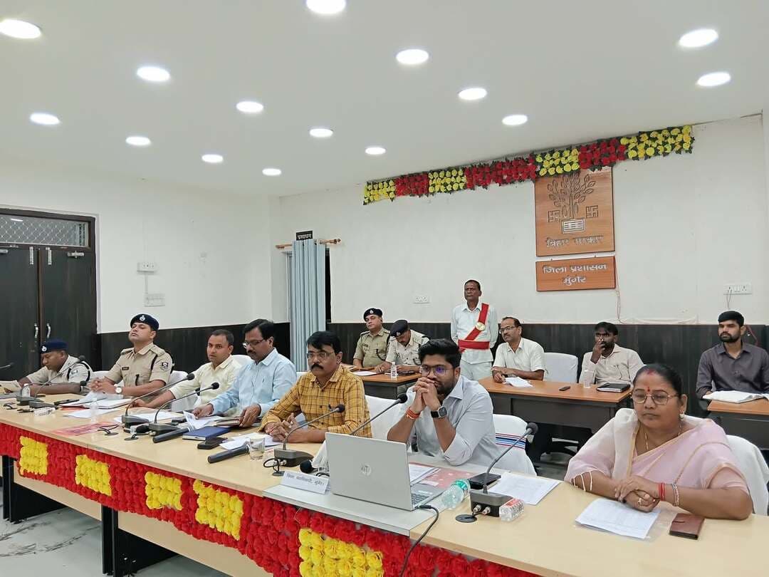 काली पूजा, दीपावली एवं छठ महापर्व को शांतिपूर्ण, सौहार्दपूर्ण एवं भक्तिमय वातावरण में सम्पन्न कराने के उद्देश्य से आज संग्रहालय सभागार में जिलाधिकारी निखिल धनराज निप्पाणीकर की अध्यक्षता में शांति समिति की बैठक आयोजित की गई। बैठक में विधि-व्यवस्था, साफ-सफाई, विद्युत व्यवस्था सहित अन्य आवश्यक तैयारियों पर चर्चा की गई। बैठक में महापौर कुमकुम देवी, अपर समाहर्ता सुमन कुमार साह, नगर आयुक्त पार्थ गुप्ता, उप विकास आयुक्त अजीत कुमार सिंह, सदर अनुमंडल पदाधिकारी कुमार अभिषेक, सदर अनुमंडल पुलिस पदाधिकारी अभिषेक आनंद सहित शांति समिति के सदस्य उपस्थित थे।
जिलाधिकारी ने दुर्गा पूजा एवं प्रतिमा विसर्जन को शांतिपूर्ण ढंग से सम्पन्न कराने में जिला एवं पुलिस प्रशासन तथा शांति समिति के सदस्यों के योगदान की सराहना करते हुए उन्हें बधाई दी। उन्होंने कहा कि इसी समन्वय एवं सहयोग के साथ आगामी पर्व-त्योहारों को भी सफलतापूर्वक सम्पन्न कराया जाएगा। उन्होंने संबंधित पदाधिकारियों को साफ-सफाई, विद्युत व्यवस्था, खतरनाक घाटों को चिन्हित करने तथा उसके बेरिकेडिंग एवं अन्य आवश्यक नागरिक सुविधाओं से संबंधित तैयारियां समय पर सुनिश्चित करने का निर्देश दिया। साथ ही, शांति समिति के सदस्यों द्वारा उठाई गई समस्याओं एवं दिए गए सुझावों पर जिला एवं नगर प्रशासन को आवश्यक कार्रवाई करने को कहा।
जिलाधिकारी ने कहा कि पर्व-त्योहारों को शांतिपूर्ण ढंग से सम्पन्न कराने में प्रशासन और आम नागरिकों का परस्पर सहयोग आवश्यक है। उन्होंने सभी से आपसी सौहार्द एवं सामाजिक समरसता बनाए रखने तथा सोशल मीडिया या अन्य माध्यमों से प्रसारित अफवाहों पर ध्यान नहीं देने की अपील की। किसी भी संदिग्ध सूचना की जानकारी तत्काल प्रशासन या पुलिस को देने का अनुरोध किया, ताकि समय रहते आवश्यक कार्रवाई की जा सके। जिला प्रशासन ने आम नागरिकों से अपील की है कि सभी पर्व-त्योहार आपसी भाईचारे, शांति एवं सद्भाव के साथ मनाएं तथा विधि-व्यवस्था बनाए रखने में प्रशासन का सहयोग करें।
#BiharGovernment
#CMSamrat
#samratchoudhary
#samratforbihar