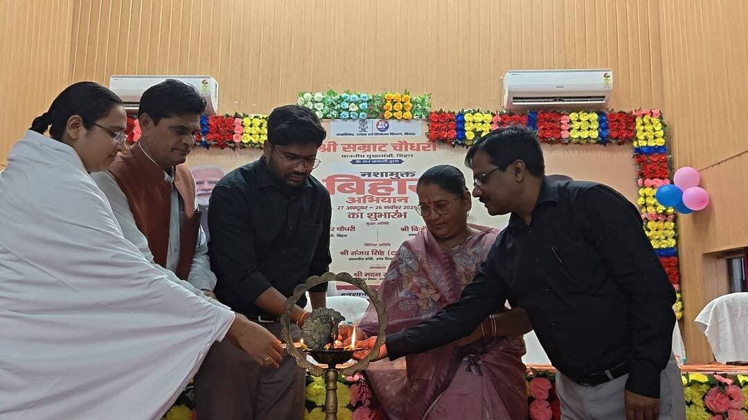 श्री सम्राट चौधरी, माननीय मुख्यमंत्री, बिहार के कर-कमलों द्वारा आज पटना में नशामुक्त बिहार अभियान का शुभारम्भ किया गया। इस अवसर पर मुंगेर जिले में भी नशामुक्ति के प्रति जन-जागरूकता बढ़ाने एवं आम लोगों को नशे के दुष्परिणामों से अवगत कराने के उद्देश्य से आरडी एंड डीजे कॉलेज के सभागार में जागरूकता कार्यक्रम का आयोजन जिलाधिकारी निखिल धनराज निप्पाणीकर के नेतृत्व में किया गया। कार्यक्रम का उद्घाटन जिलाधिकारी ने दीप प्रज्ज्वलित कर किया। इस अवसर पर मुंगेर की महापौर श्रीमती कुमकुम देवी, उप विकास आयुक्त अजीत कुमार सिंह, कॉलेज के प्रधानाचार्य प्रो. (डॉ.) बिजेंद्र कुमार सहित अन्य गणमान्य व्यक्ति तथा सैकड़ों की संख्या में छात्र-छात्राएं उपस्थित थे। ।
कार्यक्रम को संबोधित करते हुए जिलाधिकारी ने कहा कि “नशा केवल एक व्यक्ति के स्वास्थ्य को नुकसान नहीं पहुंचाता, बल्कि पूरे परिवार की खुशियां, सामाजिक समरसता और समाज की प्रगति को भी प्रभावित करता है। नशामुक्त बिहार का निर्माण केवल प्रशासन के प्रयासों से संभव नहीं है, बल्कि इसके लिए प्रत्येक नागरिक की सक्रिय भागीदारी और सामूहिक संकल्प आवश्यक है।” उन्होंने कहा कि माननीय मुख्यमंत्री जी की नशा मुक्त बिहार की सोच को सार्थक बनाने में आप तमाम युवाओं का सहयोग अपेक्षित है। आज जिस तरह से युवा वर्ग सूखे एवं मादक पदार्थो के नशे की चपेट में आ रहें हैं, वह अत्यंत ही दुःखद एवं खेद जनक है। आप युवा देश का भविष्य हैं, इसलिए आप सभी इस अभियान को सफल बनाने में आगे आएं और माननीय मुख्यमंत्री जी के इस अभियान में अपना सम्पूर्ण योगदान दें।
जिलाधिकारी ने कहा कि युवा किसी भी राष्ट्र और समाज की सबसे बड़ी ताकत हैं। युवाओं को नशे से दूर रहकर शिक्षा, खेल, रचनात्मक गतिविधियों और सकारात्मक कार्यों में अपनी ऊर्जा लगानी चाहिए। छात्र-छात्राएं स्वयं नशे से दूर रहने के साथ-साथ अपने परिवार, मित्रों और समाज के लोगों को भी इसके दुष्परिणामों के प्रति जागरूक करें। उन्होंने जोर देते हुए कहा कि नशामुक्ति का संदेश जन-जन तक पहुंचाकर ही स्वस्थ, सशक्त और जागरूक समाज का निर्माण किया जा सकता है।
जिलाधिकारी ने आम नागरिकों, विशेषकर युवाओं से अपील किया कि वे नशे से दूर रहने का संकल्प लें और अपने आसपास के लोगों को भी इसके प्रति जागरूक करें। उन्होंने कहा कि नशामुक्ति को केवल एक अभियान तक सीमित न रखते हुए इसे जन-आंदोलन का स्वरूप देना होगा, ताकि आने वाली पीढ़ियों को स्वस्थ, सुरक्षित और बेहतर भविष्य मिल सके। कार्यक्रम के माध्यम से उपस्थित छात्र-छात्राओं एवं अन्य लोगों को नशामुक्त समाज के निर्माण में अपनी भूमिका निभाने तथा इस संदेश को घर-घर तक पहुंचाने के लिए संकल्प दिलाया गया।
#BiharGovernment
#CMSamrat
#samratchoudhary
#samratforbihar