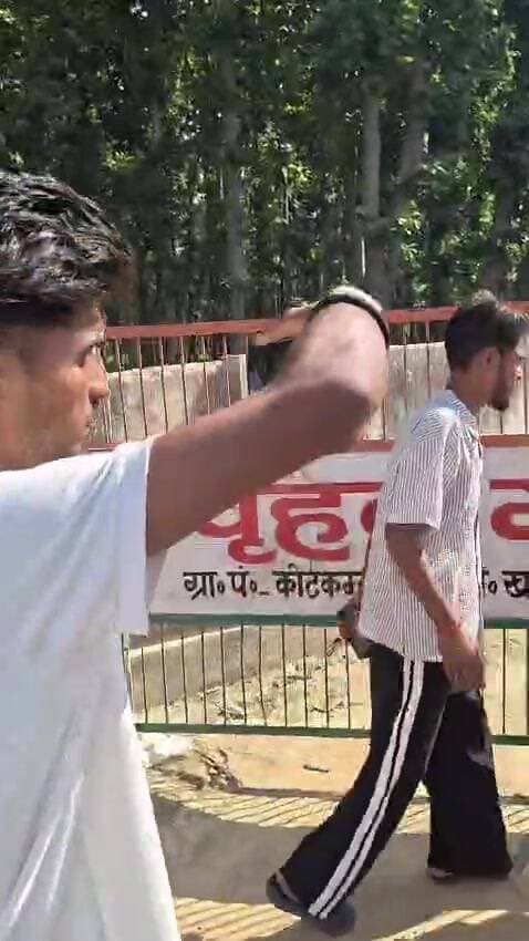नौतनवा: महाराजगंज में कमरिया गौशाला में गोवंशों की मौत, बीडीओ कार्यालय पर धरना