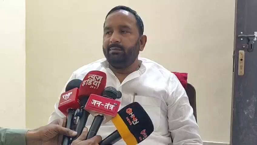 सिनोद शाक्य ने स्पष्ट कह दिया हम पार्टी में केवल चुनाव लडने के लिए नहीं गये हैं छोटे बड़े चुनाव बहुत बार लड चुका हूं परिवार में कई पद रहे हैं मैं पार्टी को पूर्ण समर्पित रहूंगा बाकी राष्ट्रीय अध्यक्ष की इच्छा है सिंबल देंगे तो लड लूंगा देखिए पूरी बीडियो क्या क्या कहा सिनोद शाक्य ने