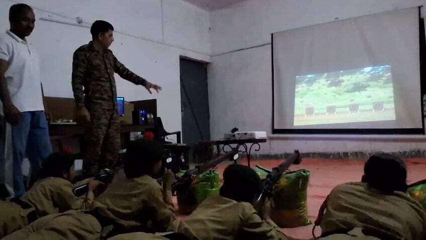 कैडेट्स को हथियार प्रशिक्षण दिया गया:-
माडल विद्यालय सरयू उच्च विद्यालय सुरसंड में दो बिहार बटालियन एनसीसी मुजफ्फरपुर द्वारा वार्षिक प्रशिक्षण शिविर आयोजन किया गया है| कैंप के तीसरे दिन सुबह के नाश्ते के बाद अन्य यूनिट से आए पिआई स्टाफ़ द्वारा इंस्ट्रक्टर तथा ओरियेंटेशन एवं पीओआईसी का सत्र संचालित किया गया| इस सत्र में विभिन्न अधिकारी, एएनओ, पीआई स्टाफ, जीसीआई और 600 कैडेट्स सम्मिलित हुए|एनसीसी के उद्देश्य और महत्व के बारे में बताया गया|
कैडेट्स को फील्ड क्राफ्ट के अंतर्गत दूरी का आकलन करना सीखाया गया| पीआई स्टाफ़ के द्वारा कैडेट्स को हथियार प्रशिक्षण दिया गया जिसमें उन्हें हथियारों के सभी भागों की जानकारी दी गई तथा उन्हें प्रयोग कर के भी बताया गया|
बिहार पुलिस के टीम द्वारा कैडेट्स को पुलिस से जुड़ी भर्तियो के बारे में बताया गया तथा एनसीसी करने से भर्तियो में मिलने वाले सुविधाओं के बारे में भी बताया। सुरसंड के अस्पताल के मेडिकल टीम द्वारा कैडेट्स को हेल्थ और हाइजीन की जानकारी भी दी गई।