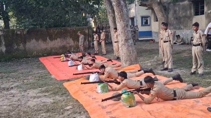 कैडेट्स को हथियार प्रशिक्षण दिया गया:-
माडल विद्यालय सरयू उच्च विद्यालय सुरसंड में दो बिहार बटालियन एनसीसी मुजफ्फरपुर द्वारा वार्षिक प्रशिक्षण शिविर आयोजन किया गया है| कैंप के तीसरे दिन सुबह के नाश्ते के बाद अन्य यूनिट से आए पिआई स्टाफ़ द्वारा इंस्ट्रक्टर तथा ओरियेंटेशन एवं पीओआईसी का सत्र संचालित किया गया| इस सत्र में विभिन्न अधिकारी, एएनओ, पीआई स्टाफ, जीसीआई और 600 कैडेट्स सम्मिलित हुए|एनसीसी के उद्देश्य और महत्व के बारे में बताया गया|
कैडेट्स को फील्ड क्राफ्ट के अंतर्गत दूरी का आकलन करना सीखाया गया| पीआई स्टाफ़ के द्वारा कैडेट्स को हथियार प्रशिक्षण दिया गया जिसमें उन्हें हथियारों के सभी भागों की जानकारी दी गई तथा उन्हें प्रयोग कर के भी बताया गया|
बिहार पुलिस के टीम द्वारा कैडेट्स को पुलिस से जुड़ी भर्तियो के बारे में बताया गया तथा एनसीसी करने से भर्तियो में मिलने वाले सुविधाओं के बारे में भी बताया। सुरसंड के अस्पताल के मेडिकल टीम द्वारा कैडेट्स को हेल्थ और हाइजीन की जानकारी भी दी गई।