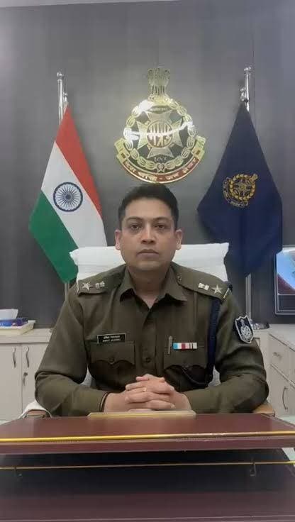 हरदा एसपी शशांक का भोपाल पुलिस मुख्यालय में तबादला, नए एसपी होंगे अंकित जायसवाल
अनोखा तीर, हरदा। मध्यप्रदेश शासन के गृह विभाग ने पुलिस अधिकारियों के तबादला आदेश जारी किए हैं। 28 अक्टूबर 2026 को जारी आदेश के अनुसार हरदा के पुलिस अधीक्षक शशांक का स्थानांतरण पुलिस मुख्यालय भोपाल में सहायक पुलिस महानिरीक्षक के पद पर किया गया है।
आदेश में हरदा जिले के नए पुलिस अधीक्षक के रूप में अंकित जायसवाल को पदस्थ किया गया है। वे वर्तमान में भोपाल रेल पुलिस में पदस्थ थे।