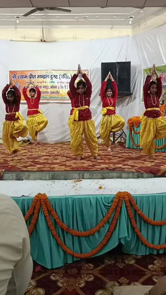 बच्चों की प्रस्तुति लाइव