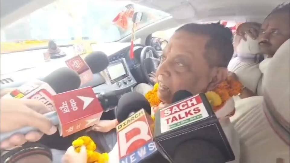“कहां है रे गुंजन, ले जो मिठाइयां!” 😳🔥
नीरज के बयान से बिहार की सियासत में हलचल! अनंत सिंह पर कसा तंज, सोशल मीडिया पर चर्चा तेज।
#SheoharNews
#YouthIcon
#BiharNews
#Inspiration
#Sheohar
#VideoViral
#ShortsVideo
#RealKaroFeelKaro
#ViralVideo
#VideoOfTheDay
#ReallyFeellt
#FacebookReels
#Explore
#InstaReels
#Reelsindia
#ContentCreator
#ReelTrend
#TrendingVideo
#ViralReels
#WatchTillEnd
#SheoharPolice
#DistrictAdministrationSheohar
#KhelVibhagSheohar
#JEEVIKABihar
#DDNewsBihar
#InformationPublicRelationsDepartmentGovernmentofBihar
#DeocSheohar
#BiharPolice
#DDKisan
#DDSPORTS