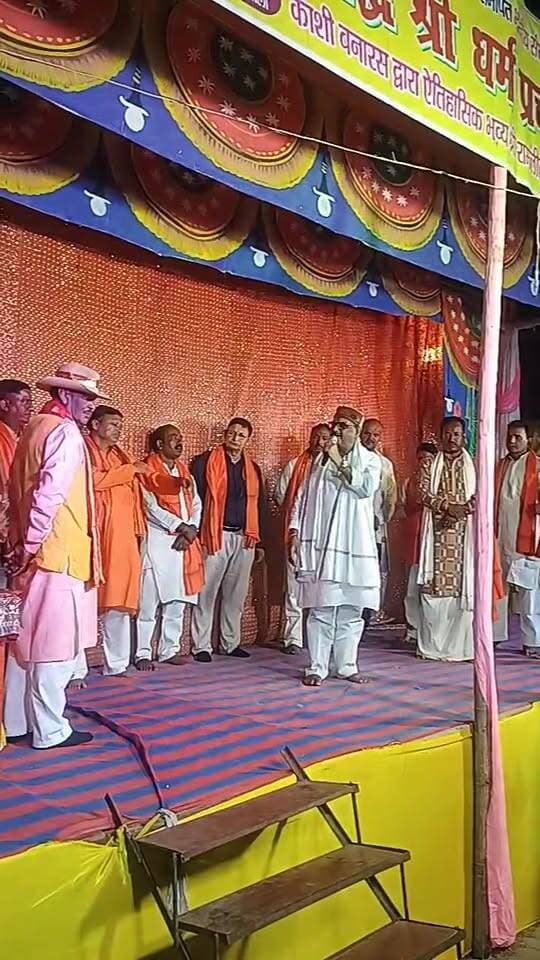 आरा/उदवंतनगर। उदवंतनगर प्रखंड के कारीसाथ गांव स्थित शिव देवी हनुमत धाम में चल रहे भव्य श्री रामलीला महोत्सव के चौथे दिन मंगलवार को श्री परशुराम लक्ष्मण संवाद एवं श्री राम सीता विवाह का मंचन हुआ। इसके पहले कार्यक्रम का शुभारंभ प्रभु श्री राम की आरती से हुआ। इस दौरान आरा नगर रामलीला समिति ट्रस्ट की अध्यक्ष डॉ. अर्चना सिंह, कोषाध्यक्ष कर्नल राणा प्रताप सिंह, नगर रामलीला समिति ट्रस्ट के उपाध्यक्ष सह श्री रामनवमी शोभायात्रा महोत्सव के संयोजक शंभू प्रसाद चौरसिया, समाजसेवी सूरजभान सिंह, नगर रामलीला समिति ट्रस्ट के अवधेश कुमार पांडेय, डॉ. कृष्ण कुमार, सनातनी गंगा फाउंडेशन के कार्यकारिणी सदस्य राम अनुज सिंह, त्रेता सवालिया सिंह समेत अन्य लोगों ने प्रभु श्रीराम का आरती कर किया