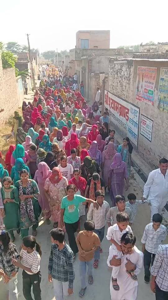 🔴 LIVE | डोभी गांव में राजबाला कुलड़िया की समर्थन सभा
ग्राम पंचायत डोभी से सरपंच पद की उम्मीदवार राजबाला कुलड़िया धर्मपत्नी सतवीर कुलड़िया की डोभी गांव में आयोजित समर्थन सभा की BHADRA VOICE पर सीधी कवरेज।
देखिए सभा की पूरी कवरेज, ग्रामीणों की मौजूदगी और सभा में रखे जा रहे विचार।
📍 स्थान: डोभी गांव
🎥 कवरेज: BHADRA VOICE
#DobhI #राजबाला_कुलड़िया #सरपंच_चुनाव #समर्थन_सभा #BhadraVoice #Live