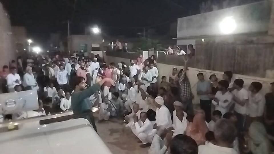 🔴 LIVE |
राजपुरा ग्राम पंचायत से सरपंच पद के उम्मीदवार मालूराम गोस्वामी का गुंजासरी में स्वागत कार्यक्रम।
📍 स्थान: गुंजासरी
🎥 सीधा प्रसारण: BHADRA VOICE पर
देखिए कार्यक्रम की लाइव कवरेज, केवल BHADRA VOICE पर।
#Live #राजपुरा_ग्राम_पंचायत #बीड़ #BhadraVoice #DineshThereporter #SarpanchElection