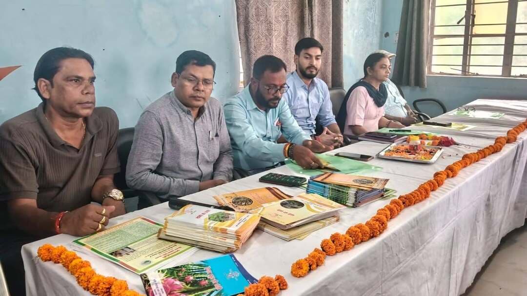#नालंदा - रहूई प्रखंड कार्यालय परिसर में स्थित इ किसान भवन में रबी महाअभियान का किया गया आयोजन, किसानों को दी गई कृषि से संबंधित विभिन्न प्रकार की जानकारी
नालंदा से संवाददाता राकेश कुमार
रहुई प्रखंड के ई किसान भवन में बुधवार को रबी महाअभियान के तहत प्रखंड स्तरीय प्रशिक्षण कार्यक्रम सह खेत बचाओ अभियान का आयोजन किया गया। कार्यक्रम का संचालन कृषि समन्वयक सुबोध कुमार ने की। अभियान में दर्जनों किसान शामिल हुए। कार्यक्रम में कृषि विज्ञान केंद्र हरनौत के वैज्ञानिक कुमारी विभा रानी ने किसानों को मृदा जांच, फसलों की बुआई, संतुलित मात्रा में उर्वरक का प्रयोग, खाद्य प्रसंस्करण, मशरूम उत्पादन तकनीक के विषयों में बताया।वहीं जिला तकनीकी सहायक पुरुषोत्तम कुमार सिंह ने किसानों को बताया कि वर्मी पीट निर्माण, वर्मी पीट का उपयोग और उपस्थित उर्वरकों की मात्रा की जानकारी दी। प्रखंड कृषि पदाधिकारी अमरकांत ने कृषि विभाग से संबंधित सभी योजनाएं, जैसे बीज वितरण, कृषि यंत्रीकरण, पीएम किसान, फॉर्मर रजिस्ट्री के बारे में बताया। प्रखंड सहकारिता पदाधिकारी ने किसानों को धान अधिप्राप्ति के बारे में नियम और निर्देश के बारे में जानकारी दी। प्रखंड तकनीकी प्रबंधक प्रकाश मणि कुमार ने आत्मा योजना के बारे में किसान प्रशिक्षण, किसान पाठशाला, परिभ्रमण के साथ साथ रबी मौसम में आयोजित की जाने वाली किसान चौपाल के बारे में जानकारी दी। इस मौके पर सभी कृषि समन्वयक, किसान सलाहकार समेत अन्य किसान मौजूद थे।