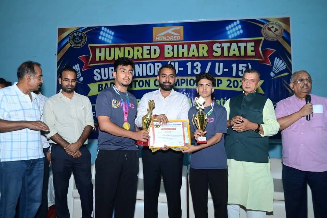 **हंड्रेड बिहार स्टेट सब-जूनियर (अंडर 13-15) बैडमिंटन टूर्नामेंट का समापन**
मोतिहारी, 28 अक्टूबर 2026
मोतिहारी के लुम्नी भवन में 24 से 28 अक्टूबर 2026 तक आयोजित ‘हंड्रेड बिहार स्टेट सब-जूनियर (अंडर 13-15) बालक और बालिका बैडमिंटन टूर्नामेंट’ का आज सफलतापूर्वक समापन हो गया।
समापन और पुरस्कार वितरण समारोह के मुख्य अतिथि जिलाधिकारी पूर्वी चंपारण, नगर आयुक्त, नगर निगम मोतिहारी और बिहार बैडमिंटन संघ के सचिव श्री के.एन. जायसवाल रहे, जिन्होंने संयुक्त रूप से विजेताओं को सम्मानित किया।
इस प्रतियोगिता में विभिन्न जिलों से आए तकनीकी पदाधिकारियों ने अहम भूमिका निभाई। इस अवसर पर मोतिहारी बैडमिंटन संघ के सचिव श्री त्रिलोक कुमार, एनआईएस कोच श्री नितेश कश्यप, श्री सुजीत कुमार गुप्ता और श्री सरवर अली सहित कई गणमान्य लोग उपस्थित रहे।
टूर्नामेंट के फाइनल परिणाम (28/10/2026):
BSU13 (बालक सिंगल्स अंडर-13): विजेता - अमूल कुमार (पटना), उपविजेता - कृषलय कुमार (पटना) | स्कोर: 15-10, 15-8
GSU13 (बालिका सिंगल्स अंडर-13): विजेता - सेजल सिंह (मुजफ्फरपुर), उपविजेता - इश्नवी सिंह (पटना) | स्कोर: 15-11, 15-3
BSU15 (बालक सिंगल्स अंडर-15): विजेता - अशादुहल्ला (मुंगेर), उपविजेता - प्रांजल वीर (मुजफ्फरपुर) | स्कोर: 15-4, 15-12
BDU13 (बालक डबल्स अंडर-13): विजेता - अमूल कुमार व किषलय कुमार (पटना), उपविजेता - अक्षज भारती व नवनीत कुमार (बेगूसराय) | स्कोर: 15-9, 15-6
GSU15 (बालिका डबल्स अंडर-15 / अन्य): विजेता - सेजल सिंह (मुजफ्फरपुर), उपविजेता - नेहा कुमारी (गया जी) | स्कोर: 16-14, 15-7
BDU15 (बालक डबल्स अंडर-15): विजेता - अशादुहल्ला व प्रांजल वीर (मुंगेर/मुजफ्फरपुर), उपविजेता - अथर्व व ऋषभ पटेल (पूर्णिया) | स्कोर: 15-8, 15-12
Information & Public Relations Department, Government of Bihar Sports Authority of India
#fb #motihari