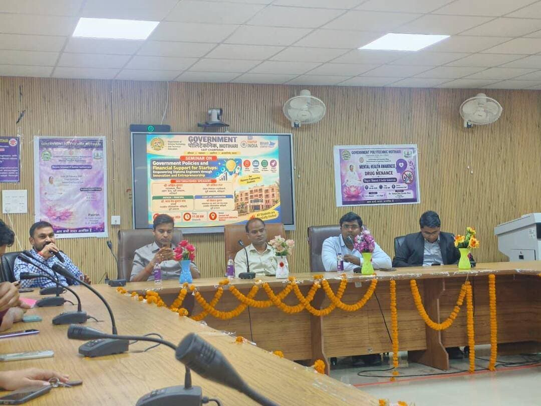 राजकीय पॉलिटेक्निक, मोतिहारी में स्टार्टअप एवं उद्यमिता पर जागरूकता संगोष्ठी आयोजित
मोतिहारी, 28 अक्टूबर 2026। राजकीय पॉलिटेक्निक, मोतिहारी में “स्टार्टअप के लिए सरकारी नीतियाँ एवं वित्तीय सहायता: नवाचार और उद्यमिता के माध्यम से डिप्लोमा इंजीनियरों को सशक्त बनाना” विषय पर एक जागरूकता संगोष्ठी का आयोजन किया गया। कार्यक्रम का उद्देश्य डिप्लोमा इंजीनियरिंग के विद्यार्थियों को स्टार्टअप, नवाचार, स्वरोजगार तथा उद्यमिता के क्षेत्र में उपलब्ध अवसरों और सरकारी योजनाओं के प्रति जागरूक करना था।
कार्यक्रम में राजकीय पॉलिटेक्निक, मोतिहारी के प्राचार्य डॉ. सत्यदेव कुमार राम की उपस्थिति में जिला उद्योग केंद्र, पूर्वी चंपारण के महाप्रबंधक श्री अंकित कुमार, जिला नियोजन पदाधिकारी, पूर्वी चंपारण श्री अंकित राज, संस्थान के स्टार्टअप समन्वयक एवं व्याख्याता श्री किशन कुमार तथा आईटीआई अनुदेशक श्री सुमन कुमार उपस्थित रहे।
संगोष्ठी को संबोधित करते हुए जिला उद्योग केंद्र के महाप्रबंधक श्री अंकित कुमार ने विद्यार्थियों को पारंपरिक रोजगार के साथ-साथ उद्यमिता एवं स्वरोजगार को भी करियर के महत्वपूर्ण विकल्प के रूप में अपनाने के लिए प्रेरित किया। उन्होंने कहा कि तकनीकी शिक्षा प्राप्त युवा अपने ज्ञान, कौशल और नवाचार के माध्यम से स्थानीय समस्याओं के समाधान पर आधारित व्यावसायिक विचार विकसित कर सकते हैं। उचित मार्गदर्शन, वित्तीय सहायता और सरकारी योजनाओं के सहयोग से इन विचारों को सफल उद्यम में परिवर्तित किया जा सकता है। उन्होंने बिहार सरकार की स्टार्टअप संबंधी पहलों तथा उद्योग विभाग के माध्यम से उपलब्ध अवसरों का लाभ उठाने पर बल दिया।
जिला नियोजन पदाधिकारी श्री अंकित राज ने विद्यार्थियों को रोजगार एवं स्वरोजगार के विभिन्न अवसरों के प्रति जागरूक रहने तथा अपने तकनीकी कौशल को उद्योगों की आवश्यकताओं के अनुरूप विकसित करने की आवश्यकता पर बल दिया। उन्होंने कहा कि कौशल विकास, करियर नियोजन और उद्यमशील सोच युवाओं को आत्मनिर्भर बनाने में महत्वपूर्ण भूमिका निभाते हैं।
संस्थान के प्राचार्य डॉ. सत्यदेव कुमार राम ने विद्यार्थियों को संबोधित करते हुए कहा कि पॉलिटेक्निक संस्थानों के विद्यार्थी अपनी तकनीकी दक्षता और व्यावहारिक ज्ञान के आधार पर नवाचार के क्षेत्र में महत्वपूर्ण योगदान दे सकते हैं। उन्होंने विद्यार्थियों को नए विचारों के साथ आगे आने तथा उद्यमिता की संभावनाओं को समझने के लिए प्रेरित किया।
कार्यक्रम के दौरान विद्यार्थियों को स्टार्टअप स्थापित करने की प्रक्रिया, व्यावसायिक विचारों की पहचान, सरकारी योजनाओं के अंतर्गत संभावित वित्तीय सहायता, उद्यम स्थापना में मार्गदर्शन तथा तकनीकी नवाचार को व्यावहारिक उत्पादों एवं सेवाओं में परिवर्तित करने जैसे विषयों की जानकारी दी गई।
स्टार्टअप समन्वयक एवं व्याख्याता श्री किशन कुमार ने विद्यार्थियों को स्टार्टअप संबंधी गतिविधियों में सक्रिय भागीदारी के लिए प्रेरित किया। वहीं, आईटीआई अनुदेशक श्री सुमन कुमार की उपस्थिति में तकनीकी एवं कौशल आधारित शिक्षा के माध्यम से स्वरोजगार की संभावनाओं पर भी चर्चा हुई।
संगोष्ठी में इस बात पर जोर दिया गया कि तकनीकी शिक्षा का उद्देश्य केवल नौकरी प्राप्त करना ही नहीं, बल्कि नवाचार, रोजगार सृजन और स्थानीय आर्थिक विकास में योगदान देना भी है। ऐसे आयोजन युवाओं में उद्यमशीलता की भावना विकसित करने तथा उन्हें आत्मनिर्भर भारत के निर्माण में सहभागी बनाने की दिशा में महत्वपूर्ण कदम हैं।
Information & Public Relations Department, Government of Bihar Bihar Education Department