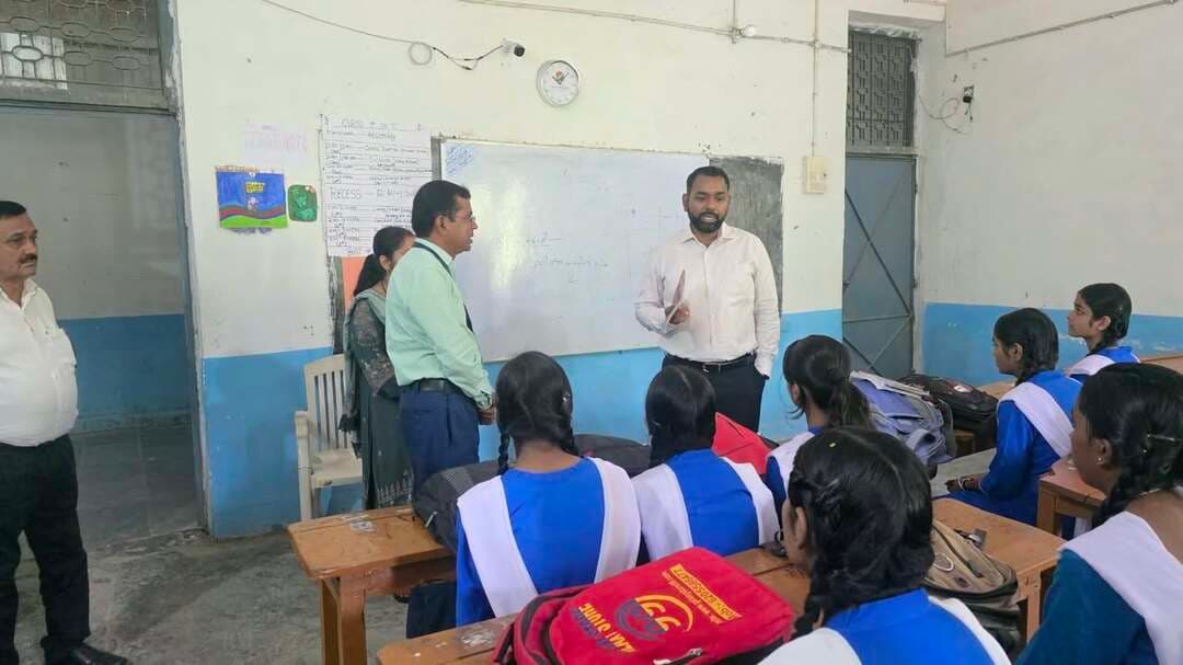 *एम जे के बालिका उच्चतर माध्यमिक विद्यालय का जिलाधिकारी ने किया औचक निरीक्षण*
आज जिलाधिकारी श्री सौरभ सुमन यादव के द्वारा मोतिहारी नगर क्षेत्र स्थित एम जे के बालिका उच्चतर माध्यमिक विद्यालय का सुबह के 10:00 बजे औचक निरीक्षण किया गया।
निरीक्षण के दौरान विद्यालय परिसर में साफ सफाई की व्यवस्था सहित अन्य सभी सुविधाओं/व्यवस्थाओं को देखा गया। ज्ञातव्य है कि एम जे के बालिका उच्चतर माध्यमिक विद्यालय जिला का एक आदर्श विद्यालय (मॉडल स्कूल)है। जिलाधिकारी के द्वारा यहां पर लेबोरेटरी कक्ष,स्मार्ट क्लास का संचालन,खेलकूद सामग्री,संगीत कक्ष को देखा गया और संबंधित शिक्षकों से इसके संचालन की जानकारी प्राप्त की गई। जिलाधिकारी के द्वारा विद्यालय प्रबंधन को विद्यालय परिसर में साफ सफाई की समुचित व्यवस्था रखने का निर्देश दिया गया साथ ही अभियान कायाकल्प अंतर्गत विद्यालय एवं चाहरदीवारी का रंग रोगन करा देने का भी निर्देश दिया गया। विद्यालय प्राचार्य से शिक्षकों की उपस्थिति एवं बच्चों के अटेंडेंस की जानकारी प्राप्त की।
यहां पर जिलाधिकारी ने बच्चों से भी इंटरेक्ट किया। कक्षा 9 में प्रवेश कर वर्ग संचालन को देखा गया और पढ़ाये का रहे पाठ को आगे बढ़ाते हुए सभी बच्चों का मार्गदर्शन किया गया । जिलाधिकारी द्वारा बच्चों से अच्छे से पढ़ाई करने एवं बेहतर व्यक्तित्व के निर्माण को लेकर प्रोत्साहित किया गया। इस अवसर पर प्रखंड विकास पदाधिकारी सदर मोतिहारी भी उपस्थित थे।
Information & Public Relations Department, Government of Bihar Bihar Education Department