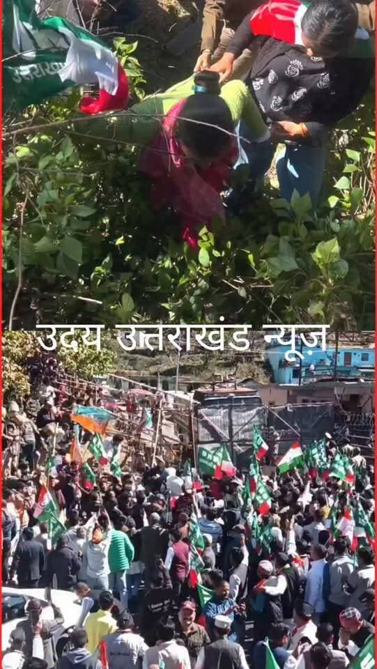 गैरसैंण में कांग्रेस-UKD का हल्लाबोल, वाटर कैनन से मचा हड़कंप
उत्तराखंड की ग्रीष्मकालीन राजधानी गैरसैंण में अपनी मांगों को लेकर कांग्रेस और उत्तराखंड क्रांति दल (UKD) के कार्यकर्ताओं ने जोरदार प्रदर्शन किया। प्रदर्शनकारियों को रोकने के लिए पुलिस ने बैरिकेडिंग की और वाटर कैनन का इस्तेमाल किया। इस दौरान कुछ कार्यकर्ता बैरिकेडिंग से अलग होकर पहाड़ की ओर से आगे बढ़ने का रास्ता चुनते नजर आए। प्रदर्शन के बीच विधायक उमेश कुमार ने भी अपने विधायक पद से इस्तीफा देने की मांग उठाई।
गैरसैंण में प्रदर्शन के चलते माहौल गरमा गया और प्रदेश की राजनीति में हलचल तेज हो गई।
हाईलाइट हेडिंग
- गैरसैंण में संग्राम\! कांग्रेस-UKD पर चला वाटर कैनन
- बैरिकेडिंग छोड़ पहाड़ चढ़े प्रदर्शनकारी, गैरसैंण में हल्लाबोल
- गैरसैंण में सियासी भूचाल, विधायक उमेश कुमार ने उठाई इस्तीफे की मांग
Gairsain Uttarakhand Congress UKD UmeshKumar UttarakhandPolitics गैरसैंण उत्तराखंड हल्लाबोल BreakingNews