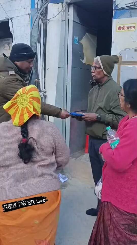 केदारनाथ धाम में यात्री को लौटाया ₹50 हजार की नकदी से भरा पर्स!! मोबाइल फोन, वाहन की चाबी और महत्वपूर्ण दस्तावेज भी थे पर्स में, उत्तराखण्ड पुलिस की कार्यशैली की यात्री ने की सराहना!!
केदारनाथ धाम में उत्तराखण्ड पुलिस ने तत्परता और ईमानदारी का परिचय देते हुए आंध्र प्रदेश से आए एक यात्री का खोया हुआ पर्स सकुशल बरामद कर उसे वापस लौटा दिया। पर्स में ₹50 हजार की नकदी, मोबाइल फोन, वाहन की चाबी और अन्य महत्वपूर्ण दस्तावेज रखे हुए थे। अपना सामान सुरक्षित वापस मिलने पर यात्री ने पुलिसकर्मियों का आभार जताते हुए उनके कार्य की सराहना की।
जानकारी के अनुसार, बुधवार, 28 अक्टूबर 2026 को श्री केदारनाथ मंदिर परिसर में आंध्र प्रदेश निवासी यात्री वुटुकुरू गोपाल कृष्णा ने ड्यूटी पर तैनात पुलिसकर्मियों को बताया कि उनका पर्स मंदिर के अंदर कहीं खो गया है। पर्स में नकदी समेत कई जरूरी सामान और दस्तावेज होने के कारण यात्री परेशान था।
यात्री की सूचना पर ड्यूटी में तैनात हेड कांस्टेबल अनुज, कांस्टेबल पुनीत शर्मा और 46वीं वाहिनी पीएसी के कांस्टेबल गौरव ने तत्काल पर्स की तलाश शुरू कर दी। पुलिसकर्मियों ने मंदिर परिसर में खोजबीन करते हुए पर्स बरामद कर लिया और उसमें रखी समस्त सामग्री के साथ उसे यात्री के सुपुर्द कर दिया।
खोया हुआ पर्स और उसमें रखी नकदी सहित सभी सामान सुरक्षित वापस मिलने पर वुटुकुरू गोपाल कृष्णा ने राहत की सांस ली। उन्होंने उत्तराखण्ड पुलिस की तत्परता, ईमानदारी और कर्तव्यनिष्ठा की प्रशंसा करते हुए पुलिसकर्मियों के प्रति आभार व्यक्त किया।
उत्तराखण्ड पुलिस का यह प्रयास दर्शाता है कि धाम में श्रद्धालुओं की सुरक्षा के साथ-साथ उनकी सहायता और सेवा भी पुलिस की प्राथमिकताओं में शामिल है। पुलिसकर्मियों की इस कार्यशैली से पुलिस और श्रद्धालुओं के बीच विश्वास का रिश्ता और मजबूत हुआ है।
#KedarnathDham #UttarakhandPolice #PoliceKiImandari #खाकी_को_सलाम #ईमानदारी_की_मिसाल #केदारनाथ_धाम #रुद्रप्रयाग #उत्तराखंड_पुलिस #श्रद्धालुओं_की_सेवा #पुलिस_की_तत्परता #50हजार_का_पर्स_लौटाया #DevbhoomiUttarakhand #KedarnathYatra #UttarakhandNews #RudraprayagNews #ViralNews #GoodNews #HumanityFirst #SaluteToPolice #ProudMoment