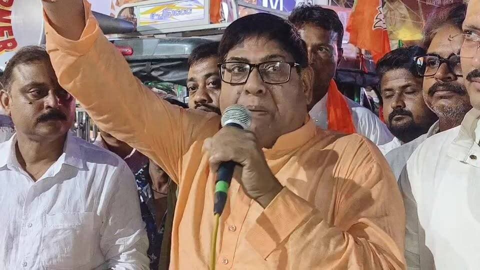 ইসলামপুরে বুক স্টল ভাঙা ঘিরে সিপিএমের অপপ্রচারের বিরুদ্ধে বিজেপির প্রতিবাদ বিক্ষোভ মিছিল