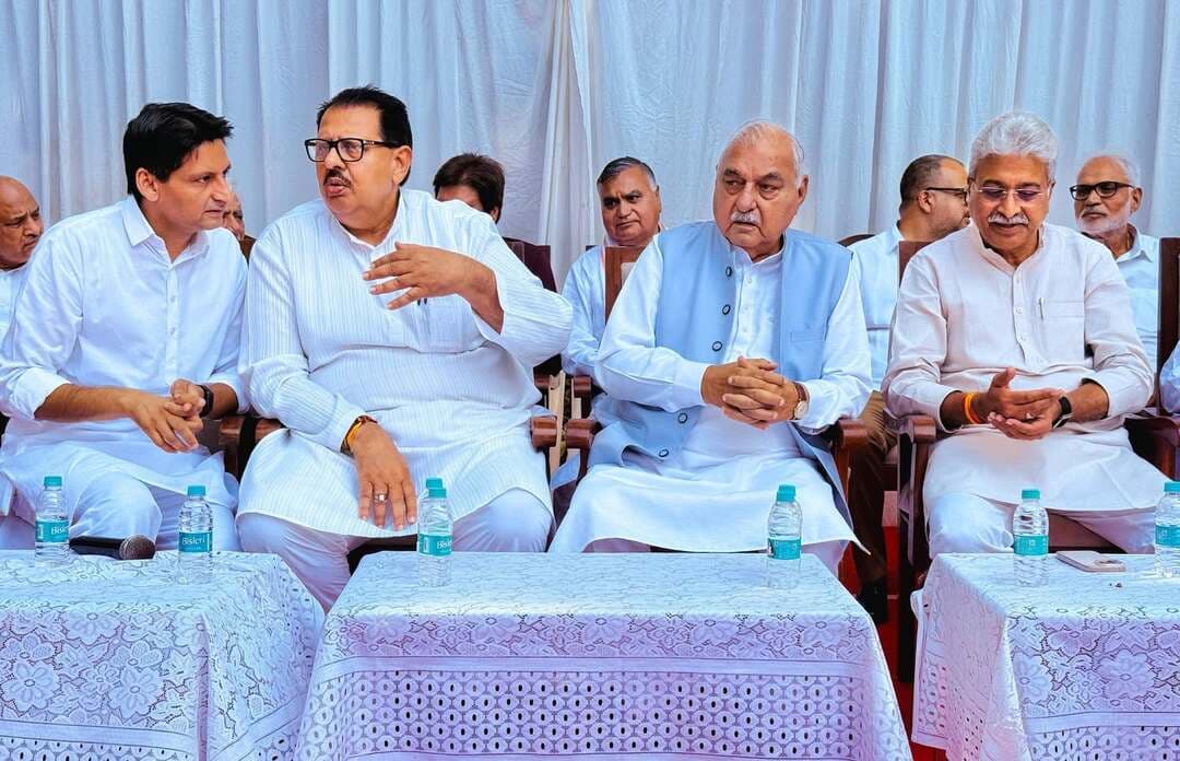 प्रेस विज्ञप्ति
1 नवंबर को रामलीला मैदान में होने वाली ‘वोट बचाओ देश बचाओ महारैली को सफल बनाने के लिए दिल्ली में जुटे हरियाणा के कांग्रेसी दिग्गज
सांसद दीपेन्द्र हुड्डा के सरकारी आवास पर रैली में भीड़ जुटाने के लिए तैयारियों पर किया मंथन
सांसदों, विधायकों के अलावा वरिष्ठ कांग्रेस नेताओं की लगी जिम्मेदारी
हरियाणा से लाखों लोगों के रामलीला मैदान में पहुँचने का दावा
हरियाणा के नेता प्रतिपक्ष चौ. भूपेन्द्र सिंह हुड्डा, AICC प्रभारी संजय दत्त, प्रदेश कांग्रेस अध्यक्ष राव नरेंद्र सिंह, कांग्रेस कार्यसमिति के सदस्य व सांसद दीपेन्द्र हुड्डा ने एक-एक नेता से बात करके लिया तैयारियों का जायजा
चंडीगढ़/ दिल्ली, 28 अक्टूबर। नेता प्रतिपक्ष राहुल गांधी के आवाहन पर आगामी 1 नवंबर को रामलीला मैदान में होने वाली ‘वोट बचाओ, देश बचाओ’ महारैली को सफल बनाने के लिए दिल्ली में हरियाणा के कांग्रेसी दिग्गज सांसद दीपेन्द्र हुड्डा के सरकारी आवास पर इकट्ठे हुए। मीटिंग के बाद हरियाणा कांग्रेस विधायक दल के नेता चौ. भूपेन्द्र सिंह हुड्डा, AICC प्रभारी संजय दत्त, प्रदेश कांग्रेस अध्यक्ष राव नरेंद्र सिंह, कांग्रेस कार्यसमिति के सदस्य व सांसद दीपेन्द्र हुड्डा ने एक-एक नेता से बात करके तैयारियों का जायजा लिया और सांसदों विधायकों के अलावा वरिष्ठ कांग्रेस नेताओं, फ्रन्टल संगठनों के पदाधिकारियों की ड्यूटी लगाई। इस मीटिंग में करीब सभी कांग्रेस विधायक, हरियाणा के सभी कांग्रेस सांसद, पूर्व विधायक, पूर्व सांसद, पूर्व प्रदेश कांग्रेस अध्यक्ष, जिला कांग्रेस कमेटी के अध्यक्षगण, फ्रन्टल संगठनों और पार्टी के विभाग, प्रकोष्ठों के पदाधिकारीगण शामिल हुए। 1 नवंबर की रैली को लेकर नेताओं, कार्यकर्ताओं में जबरदस्त उत्साह देखने को मिला। नेता प्रतिपक्ष भूपेन्द्र सिंह हुड्डा ने 1 नवंबर को हरियाणा से लाखों लोगों के रामलीला मैदान में पहुँचने का दावा किया।
भूपेन्द्र सिंह हुड्डा ने कहा कि रैली तो एक को है लेकिन 2 नवंबर को पूरे देश में रामलीला ग्राउंड से हरियाणा की आवाज़ जाएगी। मौजूदा बीजेपी सरकार भ्रष्ट सरकार है, जो बेईमानी से बनी है, इसको जाना ही होगा और जनहित की सरकार लानी होगी। रामलीला मैदान से ये आह्वान होगा। उन्होंने दावा किया कि यह रैली नहीं महारैली है और हरियाणा की जनता सारे रिकॉर्ड तोड़ देगी। उन्होंने कहा कि आज यहाँ सारे जंगी घोड़े बैठे हैं जो रामलीला ग्राउंड फुल करवा देंगे। उन्होंने आगे कहा कि हरियाणा में वोट चोरी नहीं, पूरी सरकार चोरी हुई है। जब चुनाव आयोग ने वोटिंग परसेंटेज अनाउंस कर दिया तब इस डिजिटल दौर में हरियाणा में वोटिंग परसेंटेज कैसे बदल गए? इसका जवाब आज तक नहीं दिया गया। लोगों की मांग है कि बैलट पेपर से चुनाव हो। हम संविधान को तोड़ने मरोड़ने नहीं देंगे। पहली बार ऐसा देखा जा रहा है कि रूलिंग पार्टी रैली करके लोकतंत्र बचाने की बात कर रही है। लेकिन अब चोर पकड़े गए हैं।
हरियाणा कांग्रेस प्रभारी संजय दत्त ने कहा कि पिछले विरोध प्रदर्शन के दौरान केन्द्रीय नेतृत्व ने हरियाणा से हुई सबसे बड़ी भागीदारी की सराहना की और इस बार भी अपेक्षा रखी है कि 1 नवंबर की रैली में हरियाणा की सबसे बड़ी भागीदारी होगी। हरियाणा में वोट चोरी का सबसे बड़ा भुक्तभोगी हरियाणा हुआ है। बीजेपी ने चुनाव आयोग की मिलीभगत करके जनादेश की चोरी की है।सत्ताधारी पार्टी देश में लोकतंत्र की हत्या कर रही है वो आज लोकतंत्र बचाने की बात कर रही है। ये सबसे बड़ा मज़ाक नहीं तो और क्या है। बीजेपी बैलट पेपर की बजाय ईवीएम से चुनाव कराने की जिद पर अड़ी है क्योंकि वो जानती है कि ऐसा करके ही वो चुनावी धांधली कर पाएगी। उन्होंने कहा कि बदलाव की शुरूआत हो चुकी है हरियाणा में आने वाले समय में कांग्रेस सरकार बनेगी।
प्रदेश कांग्रेस अध्यक्ष राव नरेंद्र सिंह ने कहा कि हरियाणा का रोल हमेशा नंबर वन रहा है और इस बार भी नंबर वन रहेगा। हमें जो टारगेट मिला है, उससे ज्यादा हरियाणा के लोग अचीव करेंगे। रैली को लेकर लोगों में भारी उत्साह है। हरियाणा में एसआईआर (SIR) में भी लोगों के साथ भारी अन्याय किया गया है। लाखों लोगों के वोट काट दिए गए। कांग्रेस अध्यक्ष मल्लिकार्जुन खड़गे, नेता प्रतिपक्ष राहुल गांधी ने हमारी आवाज को उठाया, हमारे दर्द को समझा। बीजेपी सरकार हर चीज पोर्टल पर मांगती है लेकिन अगर वोट ही नहीं रहेगा, तो कुछ भी नहीं बचेगा। किसान, गरीब, स्टूडेंट्स समेत हर वर्ग को इसका नुकसान उठाना पड़ेगा। राहुल जी डेमोक्रेसी को बचाना चाहते हैं, बाबा साहबके संविधान का सम्मान करना चाहते हैं। उन्होंने दावा किया कि 1 नवंबर को दिल्ली के इतिहास की सबसे बड़ी रैली होगी।
कांग्रेस कार्यसमिति सदस्य व सांसद दीपेन्द्र हुड्डा ने कहा कि बीजेपी इस रैली को रोकने की कोशिश कर रही है लेकिन हरियाणा से ताबड़तोड़ संख्या में इतने लोग आएंगे कि बीजेपी की सारी कोशिशें धरी रह जाएंगी। बीजेपी ने हरियाणा में मैनेजमेंट व इंतजाम से चुनाव आयोग का दुरुपयोग करके, साजिश-षड्यंत्र रचकर, काले धन का दुरुपयोग करके वोट चोरी से सत्ता हासिल की है। भारतीय जनता पार्टी पूरे देश में वोट चोरी का खेल खेल रही है और उस खेल का सबसे बड़ा भुक्तभोगी हरियाणा है। हरियाणा में मात्र आधे प्रतिशत वोट के अंतर से इन्होंने सत्ता हासिल की। 3 में से 2 चुनाव आयुक्तों ने 10 महीने में 14 बार मुख्य चुनाव आयुक्त ज्ञानेश कुमार के फैसलों का विरोध किया और कहा कि मुख्य चुनाव आयुक्त जिस प्रकार अकेले फैसले ले रहे हैं उससे चुनाव प्रक्रिया में निष्पक्षता और पारदर्शिता खंडित हो रही है। दोनों चुनाव आयुक्तों ने पहली चिट्ठी तब लिखी जब नेता प्रतिपक्ष राहुल गांधी ने प्रेस वार्ता करके बताया कि हरियाणा में वोट चोरी हुई है। नेता प्रतिपक्ष राहुल गांधी लगातार हरियाणा के हक की आवाज जोर-शोर से उठा रहे हैं, हमारा फर्ज बनता है कि जब राहुल गाँधी रामलीला मैदान पहुंचें तो पता चले कि हरियाणा की संख्या वहां सबसे ज़्यादा है। उन्होंने कहा कि नेता प्रतिपक्ष राहुल गांधी के नेतृत्व में लोकतंत्र, संविधान को बचाने के लिए लड़ाई चल रही है, उस संघर्ष में रामलीला मैदान की ये रैली मील का पत्थर साबित होगी।