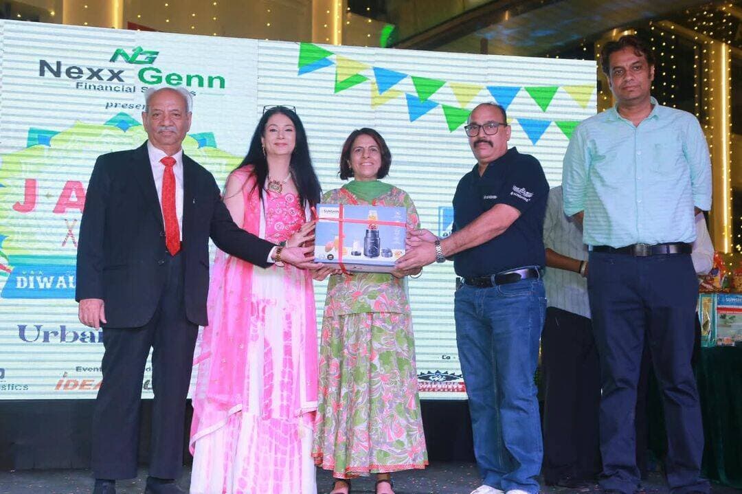 अंबाला में भव्यता के साथ संपन्न हुआ जश्न 2026 डांडिया, बॉलीवुड डांस और शॉपिंग फेस्ट ने बांधा समां
15 स्कूलों की ड़ाडिया प्रस्तुतियां, 12 स्कूलों का रॉक विद बॉलीवुड महिलाओं का तंबोला और फिल्मी सितारों की मौजूदगी रही मुख्य आकर्षण
अंबाला सिटी स्थित अर्बन विलेज में आयोजित दो दिवसीय जश्न 2026 धूमधाम के साथ संपन्न हुआ। आइडिया हाउस ग्लोबल इवेंट्स द्वारा आयोजित इस उत्सव में त्योहारों की खरीदारी, लाइफस्टाइल एग्जीबिशन, स्कूलों के बच्चों की सांस्कृतिक प्रस्तुतियां, दूसरे दिन चौपाल एवं पिटारा ओटीटी चैनल की टीम तथा फिल्म सीपीए सितारे के कलाकार अरविंदर कौर और इंद्रजीत की मौजूदगी ने आयोजन में विशेष रंग भर दिया।
लाइफस्टाइल एग्जीबिशन में लोगों को करवाचौथ, धनतेरस और दीपावली के लिए फैशन, परिधान, उपहारों और घरेलू उपयोग की विभिन्न वस्तुओं की खरीदारी एक ही स्थान पर करने का अवसर मिला। आकर्षक उत्पादों और विशेष ऑफर्स के चलते दोनों दिन स्टॉलों पर ग्राहकों की आवाजाही बनी रही।
इस अवसर पर आइडिया हाउस ग्लोबल इवेंट्स के संचालक गुरविंदर सिंह जस्सर ने कहा, हमारा मानना है कि जो बच्चा मंच पर आकर अपनी प्रतिभा दिखाता है, वह अपने आप में विजेता है। हमारा उद्देश्य बच्चों का आत्मविश्वास बढ़ाना और उन्हें अपनी प्रतिभा दिखाने के लिए बेहतर मंच उपलब्ध कराना है।
शाम को महिलाओं के लिए आयोजित तंबोला कार्यक्रम में बड़ी संख्या में महिलाओं ने भाग लिया। जश्न के प्रवेश पास के साथ तंबोला टिकट निःशुल्क दिए गए थे तथा सनशाइन अप्लायंसेज की ओर से आकर्षक पुरस्कार प्रदान किए गए। इसके बाद शाम छह बजे से ड़ाडिया और संगीत कार्यक्रम शुरू हुआ।
दूसरे दिन आयोजित रॉक विद बॉलीवुड कार्यक्रम में 12 स्कूलों की टीमों ने बॉलीवुड गीतों पर शानदार प्रस्तुतियां दीं। कार्यक्रम की एंकर हरलीन साहनी ने प्रभावशाली मंच संचालन से दर्शकों को बांधे रखा।
दोनों दिन आयोजित तंबोला कार्यक्रम का संचालन चंडीगढ़ की सिटिजन अवेयरनेस सोसायटी के अध्यक्ष तथा मिरर 365 एवं चंडीगढ़ टुडे के संपादक सुरेंद्र वर्मा ने किया। उनकी उपस्थिति में पुरस्कार वितरित किए गए।
सनराइज अप्लायंसेज के एजीएम गोपाल किशन कश्यप, सुरेंद्र वर्मा तथा समाचार एंकर और स्मार्टेस्ट वुमन ऑफ चंडीगढ़ शैली तनेजा शामिल रहे।
सुरजीत बुधिराजा ने सभी आगंतुकों, स्टॉल संचालकों, प्रतिभागियों और सहयोगियों का धन्यवाद करते हुए कहा कि ऐसे आयोजन स्थानीय प्रतिभाओं को आगे लाने, व्यापारियों को मंच देने और शहरवासियों को एक साथ उत्सव मनाने का अवसर प्रदान करते हैं।
आइडिया हाउस ग्लोबल इवेंट्स की ओर से आयोजक गुरविंदर सिंह जस्सर ने सभी स्कूलों, विद्यार्थियों, अभिभावकों, प्रायोजकों, स्टॉल संचालकों, कलाकारों और सहयोगियों का धन्यवाद किया। उन्होंने कहा कि जश्न का उद्देश्य केवल खरीदारी तक सीमित नहीं, बल्कि सांस्कृतिक गतिविधियों को बढ़ावा देना, बच्चों को मंच उपलब्ध कराना और स्थानीय व्यापार को प्रोत्साहित करना भी है।