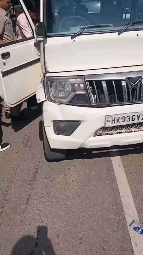 *पंचकूला में सरकारी ड्राइवर ने बीच सड़क पर लगाया जाम, VIDEO वायरल....*
*नशे में होने का लोगों ने लगाया आरोप...*
*पुलिस ने शिकायत नहीं मिलने पर ड्राइवर को छोड़ा...*
*सड़क पर हंगामे का वीडियो सोशल मीडिया पर वायरल...*
पंचकूला में सेक्टर 1 स्थित कोर्ट परिसर के बाहर सरकारी ड्राइवर द्वारा बीच सड़क पर वाहन रोककर जाम लगाने का मामला सामने आया है।
घटना का वीडियो सोशल मीडिया पर वायरल होने के बाद मामला चर्चा में है।
वीडियो को लेकर स्थानीय लोगों ने आरोप लगाया कि ड्राइवर नशे की हालत में था और सड़क पर झूमता हुआ दिखाई दे रहा था।
जानकारी के अनुसार, सड़क के बीच वाहन खड़ा होने से यातायात प्रभावित हुआ।
मौके पर मौजूद लोगों ने ड्राइवर के व्यवहार पर सवाल उठाए।
घटना का वीडियो सामने आने के बाद पुलिस की कार्रवाई को लेकर भी चर्चा शुरू हो गई है।
पुलिस के अनुसार, शिकायत नहीं मिलने के कारण ड्राइवर को छोड़ दिया गया।
हालांकि, लोगों की ओर से लगाए गए नशे में होने के आरोपों की स्वतंत्र पुष्टि नहीं हुई है।
ऐसे में यह स्पष्ट होना बाकी है कि ड्राइवर ने शराब या किसी अन्य नशीले पदार्थ का सेवन किया था या नहीं।
सड़क पर जाम लगाने और कथित तौर पर नशे में वाहन चलाने जैसे मामलों में जांच के आधार पर कार्रवाई की जा सकती है।
फिलहाल, इस घटना को लेकर पुलिस का पक्ष और वायरल वीडियो चर्चा का विषय बने हुए हैं।