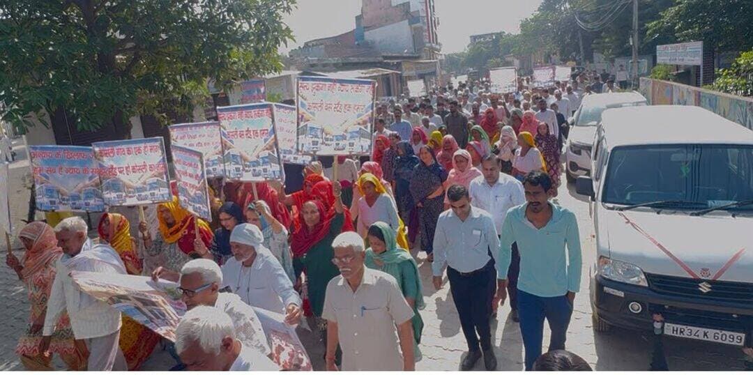 कोसली बस स्टैंड का नाम न बदलने को लेकर कोसली विकास मंच ने मुख्यमंत्री के नाम दिया ज्ञापन
कोसली के ग्रामीणों ने भाकली की मांग को बताया आधारहीन
*कोसली /- ओमप्रकाश डाबला*
कोसली बस स्टैंड के नए भवन का नाम यथावत कोसली के नाम पर ही बनाए रखने की मांग को लेकर *कोसली विकास मंच के बैनर तले कोसली के ग्रामीणों ने मुख्यमंत्री नायब सिंह सैनी को *मार्फत उपमंडल अधिकारी (ना.) कोसली* के माध्यम से मंगलवार को ज्ञापन सौंपा।
ज्ञापन में बताया गया कि आज से 44 साल पहले निर्मित कोसली बस स्टैंड की जर्जर इमारत को सरकार से कंडम घोषित करा कर नया भवन बनाने के लिए 11 करोड़ 57 लाख की राशि मन्जूर की है।अनिल यादव , विधायक कोसली ने *16.10.2026 को शिलान्यास* किया था। लेकिन *21.10.2026 को गांव भाकली के कुछ लोगों द्वारा*कोसली एसडीएम को ज्ञापन देकर यह यह मांग रखी कि जमीन उनके गांव की हदबस्त में है, इसलिए बस स्टैंड का नाम बदलकर *बस स्टैंड भाकली* किया जाए।
*कोसली विकास मंच ने इस मांग को अनुचित, आधारहीन बताते हुए ठोस तर्क दिए हैं:-*
उन्होंने ज्ञापन में बताया कि कोसली उपमंडल हरियाणा की एक प्रशासनिक इकाई है जिसमें 54 गांव आते हैं। यहां के सभी सरकारी भवन - जैसे लघु सचिवालय, तहसील कार्यालय, कोर्ट परिसर, PWD, पब्लिक हेल्थ, बिजली विभाग, अनाज मंडी, किसान भवन, HSVP सेक्टर - सभी या तो पंचायती भूमि पर या सरकार द्वारा मुआवजा देकर अधिग्रहण की गई जमीन पर *कोसली के नाम से ही* स्थापित किए गए हैं।
1982 में कोसली बस स्टैंड* का निर्माण क्षेत्र के लोगों को कोसली मंडी तक परिवहन सुविधा देने के लिए किया गया था।
सबसे बड़ा तथ्य यह है कि *2014 में कोसली और भाकली पंचायतों के बीच नामकरण को लेकर कोसली व भाकली गांव के बीच गम्भीर विवाद की स्थिति उत्पन्न हो गई थी जिसमे कोसली के एक व्यक्ति की जान चली गई थी जिस कारण भाकली के काफी लोग जेल भी गए थे। तब कोसली व भाकली गांव के मौजिज लोगो के साथ एक लिखित समझौता* हुआ था, जिसमें भाकली पंचायत ने लिखकर वचन दिया था कि भविष्य में कोसली बस स्टैंड सहित कोसली स्टेशन के आस-पास स्थित किसी भी भवन का नाम बदलने की अनुचित मांग फिर कभी नहीं दोहराई जाएगी।
अब मंच ने मांग की है कि भाकली गांव की इस अनुचित मांग पर सरकार कोई अनुचित फैसला न ले।