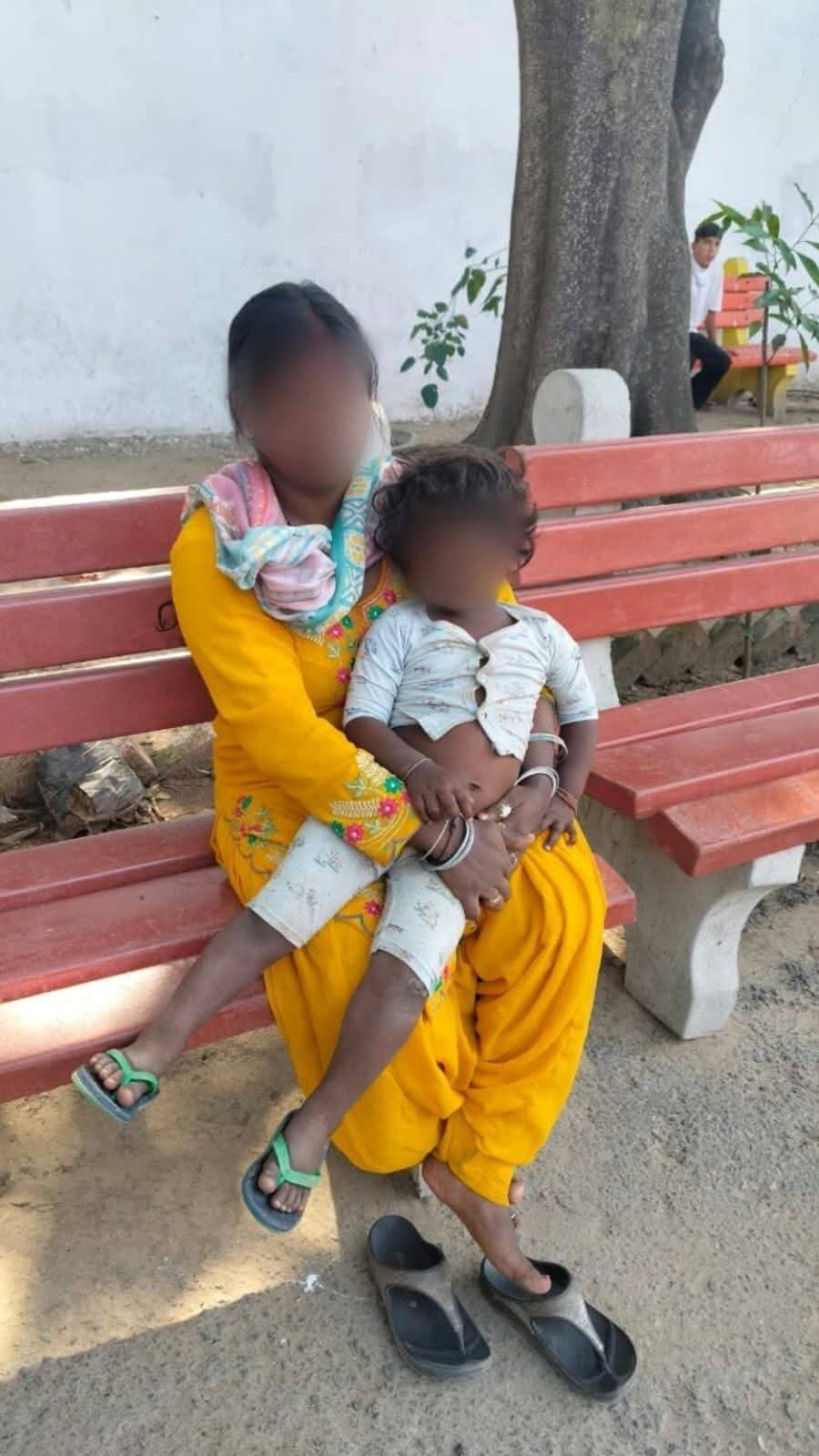महज 4 घंटे में माँ की गोद में लौटी 2 साल की मासूम!
सेक्टर-25 में खेलते-खेलते घर से निकली बच्ची को पंचकूला पुलिस ने सुरक्षित ढूंढ निकाला।
चौकी इंचार्ज रामू स्वामी की टीम ने WhatsApp ग्रुप व स्थानीय लोगों की मदद से माँ को ढूंढा।
माँ की आँखों में आंसू, चेहरे पर सुकून।
<nis:link nis:type=tag nis:id=panchkulapolice nis:value=PanchkulaPolice nis:enabled=true nis:link/> की अपील: बच्चों को कभी अकेला न छोड़ें।
<nis:link nis:type=tag nis:id=humanityfirst nis:value=HumanityFirst nis:enabled=true nis:link/>