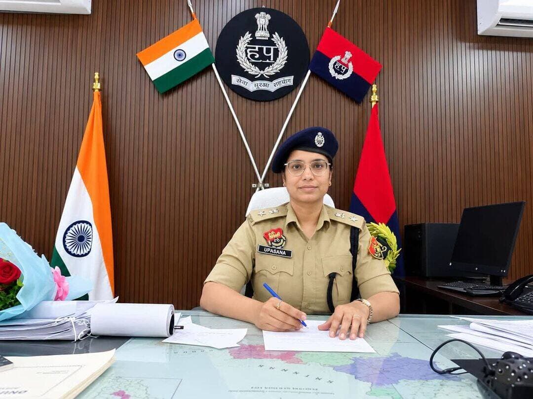 त्योहारों की खुशियों में सुरक्षा का रखें ध्यान, बाजारों में अपने सामान की सुरक्षा को लेकर सतर्क रहें: पुलिस अधीक्षक जींद
त्योहारी सीजन एवं करवा चौथ के मद्देनजर बाजारों में खरीदारी के लिए लोगों की भीड़ बढ़ रही है। विशेषकर महिलाएं बड़ी संख्या में बाजारों में पहुंच रही हैं। ऐसे में आमजन की सुरक्षा एवं किसी भी अप्रिय घटना से बचाव के लिए पुलिस अधीक्षक जींद ने लोगों से सतर्कता बरतने की अपील की है।
पुलिस अधीक्षक जींद श्रीमती उपासना, आईपीएस ने आमजन से अपील करते हुए कहा कि बाजारों में खरीदारी करते समय अपने पर्स, मोबाइल फोन, गहने एवं अन्य कीमती सामान का विशेष ध्यान रखें। भीड़भाड़ वाले स्थानों पर छोटी-सी लापरवाही भी चोरी, जेबकतरी अथवा सामान गुम होने का कारण बन सकती है।
🚨जींद पुलिस की आमजन से अपील है कि निम्नलिखित बातों का ध्यान रखेः-
👉 पर्स व मोबाइल का रखें ध्यान: बाजारों में भीड़ के दौरान अपना पर्स, मोबाइल फोन और नकदी सुरक्षित रखें । सामान को ऐसी जगह न रखें, जहां से कोई आसानी से निकाल सके।
👉 गहने पहनते समय बरतें सावधानी: खरीदारी के लिए जाते समय अनावश्यक रूप से अधिक कीमती आभूषण पहनने से बचें तथा अपने आभूषणों की सुरक्षा को लेकर सतर्क रहें।
👉 बच्चों को अकेला न छोड़ें: बाजार में खरीदारी करते समय बच्चों को अपने साथ रखें। छोटे बच्चों को भीड़ में अकेला न छोड़ें और उन्हें परिवार के सदस्यों का मोबाइल नंबर याद करवाएं।
👉वाहन सुरक्षित स्थान पर पार्क करें: अपने वाहन को निर्धारित पार्किंग स्थल पर खड़ा करें और वाहन लॉक करना न भूलें। वाहन में पर्स, मोबाइल, नकदी अथवा अन्य कीमती सामान खुला न छोड़ें।
👉 अनजान व्यक्तियों से रहें सतर्क: किसी अनजान व्यक्ति की बातों में आकर अपना सामान उसके हवाले न करें। खरीदारी के दौरान किसी भी संदिग्ध गतिविधि पर नजर रखें।
👉 ऑनलाइन भुगतान में सावधानी बरतें: डिजिटल भुगतान करते समय भुगतान की राशि और प्राप्तकर्ता का नाम जांच लें। किसी अनजान व्यक्ति के कहने पर अपना ओटीपी, यूपीआई पिन या बैंक संबंधी गोपनीय जानकारी साझा न करें।
👉 यातायात नियमों का करें पालन: बाजारों में अनावश्यक रूप से वाहन खड़ा न करें, यातायात बाधित न करें और पुलिसकर्मियों द्वारा दिए गए निर्देशों का पालन करें।
👉 संदिग्ध गतिविधि की तुरंत दें सूचना: बाजार में कोई संदिग्ध व्यक्ति, लावारिस वस्तु या चोरी जैसी घटना दिखाई देने पर स्वयं जोखिम उठाने के बजाय तुरंत पुलिस को सूचित करें।
जींद पुलिस का संदेश
जींद पुलिस की आमजन से अपील है कि त्योहारों की खुशियों के बीच सुरक्षा के प्रति लापरवाही न बरतें। थोड़ी-सी सतर्कता आपकी खरीदारी को सुरक्षित और सुखद बना सकती है। महिलाओं सहित सभी नागरिकों से अनुरोध है कि वे जागरूक रहें, अपने सामान की सुरक्षा का ध्यान रखें और किसी भी आपात स्थिति में डायल 112 पर पुलिस की सहायता लें।
सतर्क रहें, सुरक्षित रहें—आपकी सुरक्षा जींद पुलिस की प्राथमिकता है ।
<nis:link nis:type=tag nis:id=haryana_police nis:value=Haryana_Police nis:enabled=true nis:link/>
<nis:link nis:type=tag nis:id=dgp_haryana nis:value=DGP_Haryana nis:enabled=true nis:link/>
<nis:link nis:type=tag nis:id=igp_hisarrange_hisar nis:value=IGP_hisarrange_hisar nis:enabled=true nis:link/>
<nis:link nis:type=tag nis:id=jind_police nis:value=Jind_Police nis:enabled=true nis:link/>
<nis:link nis:type=tag nis:id=cmo_haryana nis:value=cmo_Haryana nis:enabled=true nis:link/>
