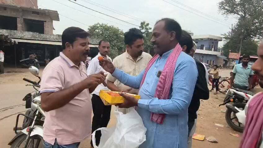 मानिकपुर में सपा कार्यकर्ताओं ने मनाया जश्न*
मानिकपुर। झांसी-प्रयागराज खंड स्नातक एमएलसी चुनाव में सपा प्रत्याशी डॉ. मानसिंह यादव की जीत पर बुधवार शाम 5 बजे मानिकपुर में जश्न मनाया गया। सपा नगर अध्यक्ष कृतकेश्वर मिश्रा के नेतृत्व में कार्यकर्ताओं ने एक-दूसरे को मिठाई खिलाई। इस दौरान प्रदेश सचिव ऋतुराज वर्मा, लोहिया वाहिनी के जिलाउपाध्यक्ष राकेश यादव, नगर सचिव दिलीप अग्रहरि व तरुण यादव मौजूद रहे। बता दें कि इस सीट पर 23 अक्टूबर को मतदान हुआ था। चित्रकूट में 11,391 मतदाताओं के लिए 13 बूथ बनाए गए थे।
*3. हेडलाइन के ऑप्शन*
- MLC चुनाव में सपा की जीत पर मानिकपुर में जश्न
- डॉ. मानसिंह यादव की जीत के बाद मानिकपुर में मिठाई बांटकर मनाया जश्न