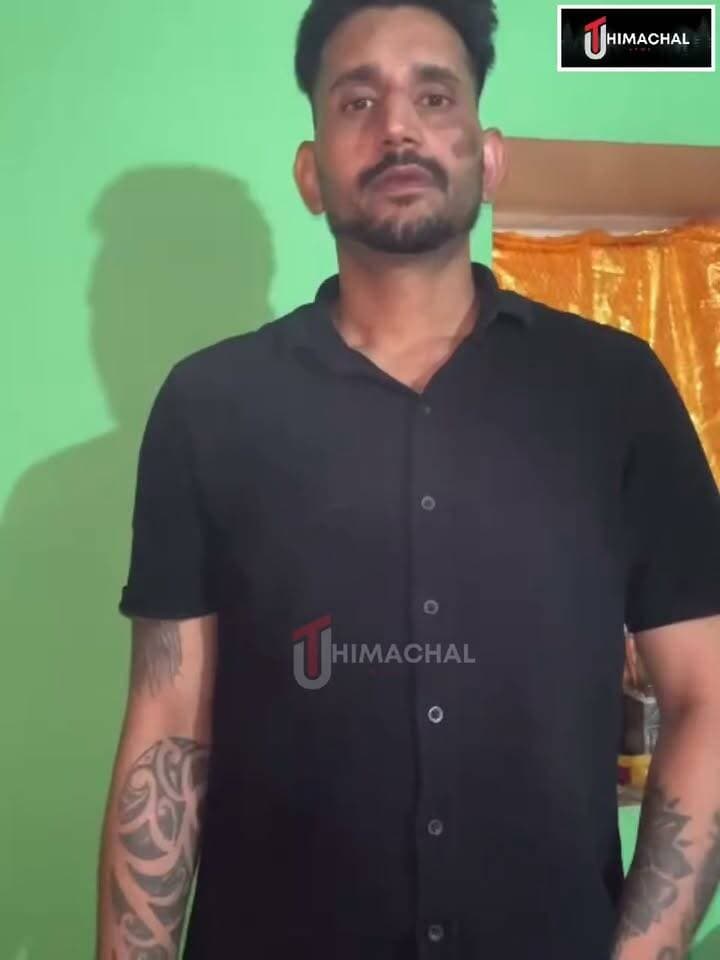 बिलासपुर पिस्टल मामले में फिर नया मोड़: युवक का दावा—पुलिस के दबाव में बनवाया गया वीडियो, आखिर सच्चाई क्या? Himachal Pradesh Police SP Bilaspur HP Sukhvinder Singh Sukhu Jairam Thakur DC Bilaspur
पहले मारपीट और पिस्टल दिखाने का लगाया था आरोप, फिर सोशल मीडिया वीडियो में कहा कुछ नहीं हुआ; अब दोबारा बदला बयान, मामले की निष्पक्ष जांच जरूरी
बिलासपुर। हिमाचल प्रदेश के बिलासपुर में जिला न्यायालय परिसर, डीसी ऑफिस और एसपी ऑफिस के समीप स्थित राणा पार्किंग में कथित मारपीट और पिस्टल दिखाने के मामले में लगातार नए मोड़ सामने आ रहे हैं। पहले युवक ने अपने साथ मारपीट होने, पिस्टल दिखाने और जबरन गाड़ी में डालने की कोशिश का दावा किया। इसके बाद सोशल मीडिया पर वीडियो जारी कर कहा कि उसने गुस्से में ऐसी बातें कह दी थीं और वास्तव में ऐसा कुछ नहीं हुआ था। अब युवक एक बार फिर अपने बयान से पलट गया है। उसका दावा है कि सोशल मीडिया पर पोस्ट किया गया वीडियो पुलिस के दबाव में बनवाया गया था।
पहले लगाए गंभीर आरोप, फिर वीडियो में दी सफाई
UT Himachal की टीम ने इस मामले को लेकर फेसबुक लाइव किया था। उस दौरान युवक ने दावा किया था कि उसके साथ मारपीट की गई, उसे जबरन गाड़ी में डालने की कोशिश हुई और दो लोगों के पास पिस्तौल थी। युवक ने दावा किया था कि संबंधित लोग पंजेहरा-नालागढ़ की तरफ से आए थे और घटनाक्रम करीब 15 मिनट तक चला था।
युवक ने यह भी बताया था कि उसने मामले को लेकर 1100 नंबर पर मुख्यमंत्री हेल्पलाइन में शिकायत दर्ज करवाई है। लाइव के दौरान उसके साथ मौजूद बताए जा रहे कुछ लोगों ने पुलिस की भूमिका पर भी सवाल उठाए थे।
हालांकि, इसके बाद युवक ने सोशल मीडिया प्लेटफॉर्म पर एक वीडियो पोस्ट किया, जिसमें उसने कहा कि उसने गुस्से में आकर पहले ऐसी बातें कह दी थीं और वास्तव में ऐसा कुछ नहीं हुआ था।
अब कहा—पुलिस के दबाव में बनवाया वीडियो
अब युवक का कहना है कि सोशल मीडिया पर पोस्ट किया गया वीडियो पुलिस के दबाव में बनवाया गया था। इस नए दावे के बाद मामला और गंभीर हो गया है। एक तरफ युवक के शुरुआती आरोप हैं, दूसरी तरफ उसका आरोपों से पीछे हटना और अब वीडियो दबाव में बनवाए जाने का दावा है।
हालांकि, युवक के इस नए दावे की भी स्वतंत्र पुष्टि नहीं हुई है। यह स्पष्ट होना बाकी है कि वीडियो किन परिस्थितियों में बनाया गया और क्या वास्तव में किसी तरह का दबाव बनाया गया था।
आखिर सच क्या है? निष्पक्ष जांच जरूरी
पूरे घटनाक्रम ने कई अहम सवाल खड़े कर दिए हैं। क्या राणा पार्किंग में वास्तव में कोई विवाद हुआ था? क्या युवक को पिस्टल दिखाई गई थी? यदि शुरुआती आरोप सही थे, तो बाद में उसने उन्हें क्यों वापस लिया? और यदि वीडियो दबाव में बनवाया गया था, तो इसके पीछे क्या परिस्थितियां थीं?
इन सवालों का जवाब केवल बयानों के आधार पर देना उचित नहीं होगा। मामले में उपलब्ध सीसीटीवी फुटेज, संबंधित शिकायत, घटनास्थल पर मौजूद लोगों के बयान और वीडियो बनाए जाने की परिस्थितियों की जांच महत्वपूर्ण हो सकती है।
यह मामला अब केवल कथित मारपीट या पिस्टल दिखाने के आरोप तक सीमित नहीं रहा, बल्कि युवक के लगातार बदलते बयानों और पुलिस पर लगाए गए नए आरोपों के कारण भी गंभीर हो गया है।
निष्पक्ष जांच से ही स्पष्ट हो सकेगा कि वास्तव में घटनास्थल पर क्या हुआ, युवक के शुरुआती आरोपों में कितनी सच्चाई थी और बाद में सामने आए दोनों बयानों के पीछे क्या परिस्थितियां थीं। पुलिस का आधिकारिक पक्ष सामने आना भी जरूरी है।
UT Himachal | सच बात सलीके के साथ
#Bilaspur #BilaspurNews #HimachalPradesh #RanaParking #BilaspurPolice #PoliceInvestigation #SocialMediaVideo #UTHimachal #UTNews