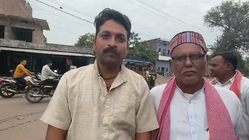 मानिकपुर में सपा कार्यकर्ताओं ने मनाया जश्न*
मानिकपुर। झांसी-प्रयागराज खंड स्नातक एमएलसी चुनाव में सपा प्रत्याशी डॉ. मानसिंह यादव की जीत पर बुधवार शाम 5 बजे मानिकपुर में जश्न मनाया गया। सपा नगर अध्यक्ष कृतकेश्वर मिश्रा के नेतृत्व में कार्यकर्ताओं ने एक-दूसरे को मिठाई खिलाई। इस दौरान प्रदेश सचिव ऋतुराज वर्मा, लोहिया वाहिनी के जिलाउपाध्यक्ष राकेश यादव, नगर सचिव दिलीप अग्रहरि व तरुण यादव मौजूद रहे। बता दें कि इस सीट पर 23 अक्टूबर को मतदान हुआ था। चित्रकूट में 11,391 मतदाताओं के लिए 13 बूथ बनाए गए थे।
*3. हेडलाइन के ऑप्शन*
- MLC चुनाव में सपा की जीत पर मानिकपुर में जश्न
- डॉ. मानसिंह यादव की जीत के बाद मानिकपुर में मिठाई बांटकर मनाया जश्न