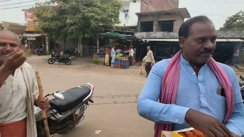 मानिकपुर में सपा कार्यकर्ताओं ने मनाया जश्न*
मानिकपुर। झांसी-प्रयागराज खंड स्नातक एमएलसी चुनाव में सपा प्रत्याशी डॉ. मानसिंह यादव की जीत पर बुधवार शाम 5 बजे मानिकपुर में जश्न मनाया गया। सपा नगर अध्यक्ष कृतकेश्वर मिश्रा के नेतृत्व में कार्यकर्ताओं ने एक-दूसरे को मिठाई खिलाई। इस दौरान प्रदेश सचिव ऋतुराज वर्मा, लोहिया वाहिनी के जिलाउपाध्यक्ष राकेश यादव, नगर सचिव दिलीप अग्रहरि व तरुण यादव मौजूद रहे। बता दें कि इस सीट पर 23 अक्टूबर को मतदान हुआ था। चित्रकूट में 11,391 मतदाताओं के लिए 13 बूथ बनाए गए थे।
*3. हेडलाइन के ऑप्शन*
- MLC चुनाव में सपा की जीत पर मानिकपुर में जश्न
- डॉ. मानसिंह यादव की जीत के बाद मानिकपुर में मिठाई बांटकर मनाया जश्न