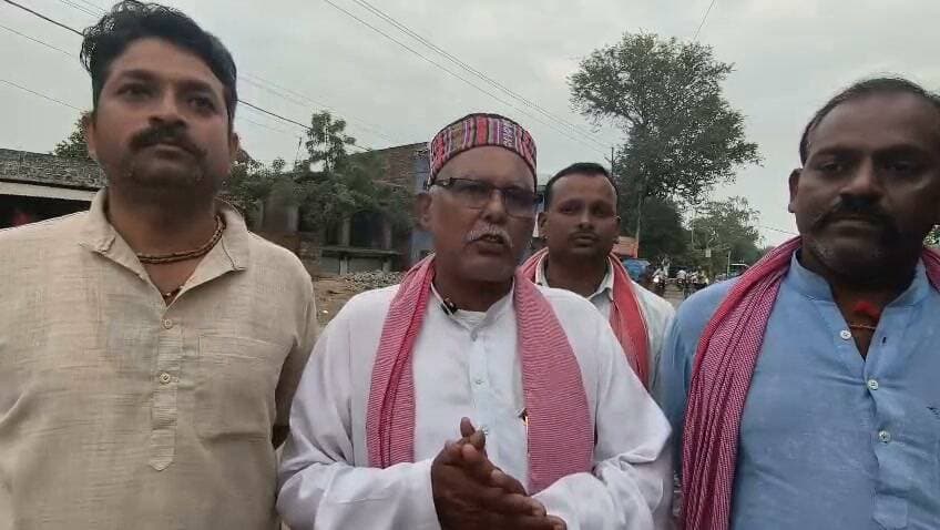 मानिकपुर में सपा कार्यकर्ताओं ने मनाया जश्न*
मानिकपुर। झांसी-प्रयागराज खंड स्नातक एमएलसी चुनाव में सपा प्रत्याशी डॉ. मानसिंह यादव की जीत पर बुधवार शाम 5 बजे मानिकपुर में जश्न मनाया गया। सपा नगर अध्यक्ष कृतकेश्वर मिश्रा के नेतृत्व में कार्यकर्ताओं ने एक-दूसरे को मिठाई खिलाई। इस दौरान प्रदेश सचिव ऋतुराज वर्मा, लोहिया वाहिनी के जिलाउपाध्यक्ष राकेश यादव, नगर सचिव दिलीप अग्रहरि व तरुण यादव मौजूद रहे। बता दें कि इस सीट पर 23 अक्टूबर को मतदान हुआ था। चित्रकूट में 11,391 मतदाताओं के लिए 13 बूथ बनाए गए थे।
*3. हेडलाइन के ऑप्शन*
- MLC चुनाव में सपा की जीत पर मानिकपुर में जश्न
- डॉ. मानसिंह यादव की जीत के बाद मानिकपुर में मिठाई बांटकर मनाया जश्न