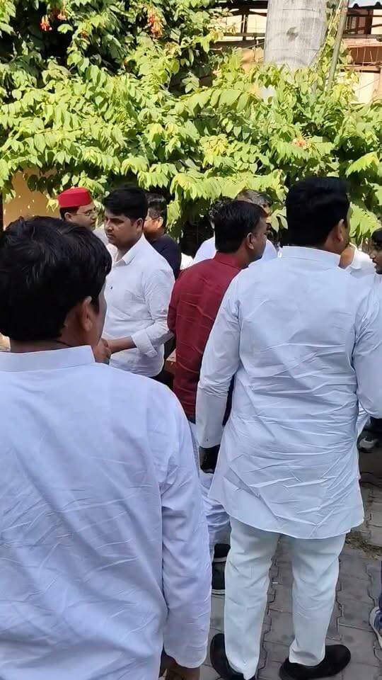 चित्रकूट से इस वक्त की बड़ी खबर सामने आ रही है। झांसी-प्रयागराज खंड स्नातक निर्वाचन क्षेत्र से समाजवादी पार्टी के प्रत्याशी डॉ. मान सिंह यादव ने शानदार जीत दर्ज की है। आपके मुताबिक, डॉ. मान सिंह यादव 27664 वोटों के अंतर से विजयी हुए हैं।
लेकिन इस जीत से पहले चुनावी मैदान में डॉ. मान सिंह यादव का क्या भरोसा था? जनता के बीच उन्होंने अपनी पहचान किस तरह बनाई? और मतदाताओं से उन्होंने कौन-कौन से वादे किए थे?
मतगणना से पहले हमारे संवाददाता दिनेश सिंह कुशवाहा ने डॉ. मान सिंह यादव से खास बातचीत की थी, जिसमें उन्होंने अपनी चुनावी रणनीति, जनता के प्रति अपनी प्राथमिकताओं और जीत के भरोसे को लेकर खुलकर अपनी बात रखी थी।
आज उनकी जीत के बाद वही खास बातचीत एक बार फिर आपके सामने लेकर आए हैं।
सुनिए, चुनाव से पहले डॉ. मान सिंह यादव ने क्या कहा था और जनता से क्या वादे किए थे। देखिए हमारे संवाददाता दिनेश सिंह कुशवाहा की यह खास रिपोर्ट, सिर्फ Daily 24 Bharat पर।