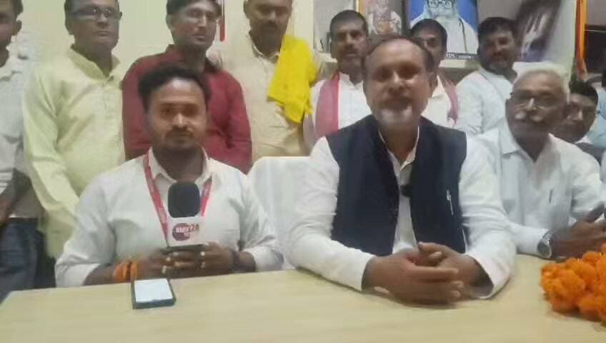 चित्रकूट से इस वक्त की बड़ी खबर सामने आ रही है। झांसी-प्रयागराज खंड स्नातक निर्वाचन क्षेत्र से समाजवादी पार्टी के प्रत्याशी डॉ. मान सिंह यादव ने शानदार जीत दर्ज की है। आपके मुताबिक, डॉ. मान सिंह यादव 27664 वोटों के अंतर से विजयी हुए हैं।
लेकिन इस जीत से पहले चुनावी मैदान में डॉ. मान सिंह यादव का क्या भरोसा था? जनता के बीच उन्होंने अपनी पहचान किस तरह बनाई? और मतदाताओं से उन्होंने कौन-कौन से वादे किए थे?
मतगणना से पहले हमारे संवाददाता दिनेश सिंह कुशवाहा ने डॉ. मान सिंह यादव से खास बातचीत की थी, जिसमें उन्होंने अपनी चुनावी रणनीति, जनता के प्रति अपनी प्राथमिकताओं और जीत के भरोसे को लेकर खुलकर अपनी बात रखी थी।
आज उनकी जीत के बाद वही खास बातचीत एक बार फिर आपके सामने लेकर आए हैं।
सुनिए, चुनाव से पहले डॉ. मान सिंह यादव ने क्या कहा था और जनता से क्या वादे किए थे। देखिए हमारे संवाददाता दिनेश सिंह कुशवाहा की यह खास रिपोर्ट, सिर्फ Daily 24 Bharat पर।