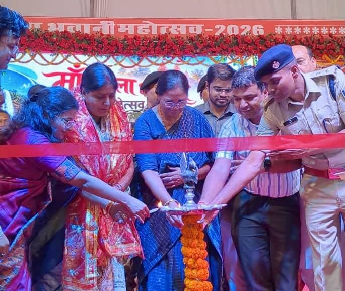 रोहतास जिले के तिलौथू प्रखंड स्थित प्रसिद्ध मां तुतला भवानी धाम के पार्किंग एरिया में बुधवार को मां तुतला भवानी महोत्सव–2026 का भव्य आयोजन किया गया। पर्यटन विभाग, बिहार सरकार एवं जिला प्रशासन, रोहतास के संयुक्त तत्वावधान में आयोजित इस महोत्सव में आस्था, संस्कृति, संगीत और लोक परंपराओं का अनूठा संगम देखने को मिला। महोत्सव को लेकर स्थानीय क्षेत्र में उत्साह का माहौल रहा। कार्यक्रम में बड़ी संख्या में स्थानीय लोगों के साथ-साथ दूर-दराज से आए श्रद्धालुओं एवं दर्शकों ने भाग लिया और सांस्कृतिक प्रस्तुतियों का आनंद उठाया।
महोत्सव का उद्घाटन बिहार माननीय विधान परिषद सदस्य श्रीमती निवेदिता सिंह, माननीय विधायक सासाराम श्रीमती स्नेहलता, जिलाधिकारी, रोहतास श्री दीपक कुमार मिश्रा, पुलिस अधीक्षक, रोहतास श्री राज तथा वन प्रमंडल पदाधिकारी, रोहतास श्री स्टालिन फिडल कुमार ने संयुक्त रूप से दीप प्रज्वलित कर किया। उद्घाटन के अवसर पर अतिथियों ने मां तुतला भवानी के प्रति श्रद्धा प्रकट की। महोत्सव के माध्यम से क्षेत्र की धार्मिक आस्था, समृद्ध सांस्कृतिक विरासत और पर्यटन की संभावनाओं को व्यापक पहचान दिलाने की दिशा में किए जा रहे प्रयासों को भी रेखांकित किया गया।
महोत्सव में आयोजित सांस्कृतिक कार्यक्रम मुख्य आकर्षण रहा। देश-प्रदेश में अपनी गायकी के लिए प्रसिद्ध गायक दीपक ठाकुर एवं गायिका कल्पना पटवारी ने अपनी शानदार प्रस्तुतियों से दर्शकों का मन मोह लिया। उनके गीतों पर दर्शक झूमते नजर आए और पूरा आयोजन स्थल संगीत की मधुर धुनों से गूंज उठा। प्रसिद्ध गायक आर्यन बाबू एवं मास्टर विकास ने भी अपनी प्रस्तुतियों से कार्यक्रम में चार चांद लगाए।
सांस्कृतिक संध्या में स्थानीय कलाकारों को भी अपनी प्रतिभा प्रदर्शित करने का अवसर मिला। रौनक राज, पुष्प सिंह, प्रवीण कुमार नगिना, गुड्डू कुमार पासवान, निक्की कुमारी, श्वेता सिंह नेहा, सृष्टि लक्ष्मी, काश्वी नात्या, तान्या मौर्या एवं अमरजीत लाल ने मनमोहक गीतों की प्रस्तुति देकर दर्शकों की सराहना प्राप्त की। स्थानीय कलाकारों की भागीदारी ने कार्यक्रम को क्षेत्रीय लोक-संस्कृति और प्रतिभाओं से जोड़ने का महत्वपूर्ण कार्य किया।
महोत्सव में संगीत के साथ-साथ योग एवं नृत्य की प्रस्तुतियां भी आकर्षण का केंद्र रहीं। तिलौथू के छात्र-छात्राओं ने योग की प्रस्तुति देकर अपनी प्रतिभा, अनुशासन और अभ्यास का प्रदर्शन किया। उनकी प्रस्तुति ने उपस्थित दर्शकों का ध्यान आकर्षित किया।
वहीं, नालंदा के कलाकारों धानवी दहलान, समृद्धि श्रीवास्तव एवं विष्णु शंकर ने नृत्य प्रस्तुतियों के माध्यम से सांस्कृतिक रंग बिखेरे। डीएवी पब्लिक स्कूल, कटार की छात्राओं ने भी आकर्षक नृत्य प्रस्तुति दी। इन प्रस्तुतियों के माध्यम से भारतीय कला, संगीत और नृत्य की विविधता की झलक देखने को मिली।
इसके अतिरिक्त, स्थानीय कला जत्था, रोहतास द्वारा गायन की प्रस्तुति दी गई। कार्यक्रम में स्थानीय कलाकारों, विद्यार्थियों और विभिन्न क्षेत्रों से आए प्रतिभागियों की सहभागिता ने महोत्सव को सामुदायिक एवं सांस्कृतिक उत्सव का स्वरूप प्रदान किया।
मां तुतला भवानी धाम रोहतास जिले के प्रमुख धार्मिक एवं प्राकृतिक पर्यटन स्थलों में शामिल है। यहां की धार्मिक महत्ता, प्राकृतिक परिवेश और मनोरम दृश्य क्षेत्र को पर्यटन की दृष्टि से विशिष्ट पहचान प्रदान करते हैं। ऐसे महोत्सवों के आयोजन से स्थानीय कला-संस्कृति को मंच मिलने के साथ-साथ क्षेत्र के पर्यटन स्थलों को व्यापक स्तर पर प्रचारित करने का अवसर मिलता है।
मां तुतला भवानी महोत्सव–2026 के माध्यम से धाम की धार्मिक एवं सांस्कृतिक पहचान को और सुदृढ़ करने तथा रोहतास जिले की पर्यटन संभावनाओं को नई पहचान दिलाने की दिशा में प्रयास किया गया। इस प्रकार के आयोजन से पर्यटकों का ध्यान क्षेत्र की ओर आकर्षित होने, स्थानीय प्रतिभाओं को प्रोत्साहन मिलने और क्षेत्रीय सांस्कृतिक विरासत को संरक्षित एवं प्रोत्साहित करने में मदद मिल सकती है।
महोत्सव के सफल आयोजन को लेकर जिला प्रशासन, रोहतास एवं पर्यटन विभाग की ओर से आवश्यक व्यवस्थाएं की गई थीं। कार्यक्रम के दौरान सुरक्षा, यातायात प्रबंधन तथा अन्य जरूरी सुविधाओं का ध्यान रखा गया, ताकि कलाकारों, श्रद्धालुओं, दर्शकों और स्थानीय लोगों को आयोजन में शामिल होने में सुविधा हो।
मां तुतला भवानी महोत्सव–2026 ने धार्मिक आस्था, लोक-संस्कृति, संगीत, योग और नृत्य को एक साझा मंच पर प्रस्तुत किया। इस आयोजन के माध्यम से लोगों को रोहतास की समृद्ध सांस्कृतिक परंपराओं को करीब से देखने और स्थानीय प्रतिभाओं से रूबरू होने का अवसर मिला।
#IPRD
#TutlaBhawaniMahotsav
#BiharGovernment
#CMSamrat
#samratchoudhary
#bihartourism
Information & Public Relations Department, Government of Bihar
Department of Tourism, Government of Bihar