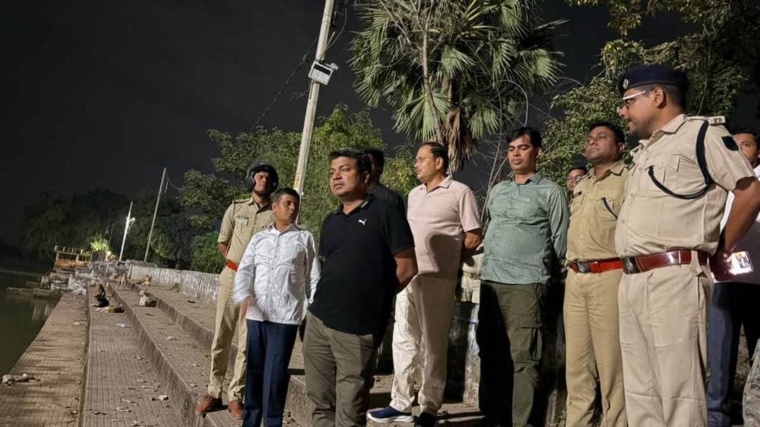 लोक आस्था के महापर्व छठ पूजा के मद्देनजर जिला पदाधिकारी, रोहतास श्री दीपक कुमार मिश्रा द्वारा लालगंज नहर, त्रिनेत्र तालाब घाट सहित सासाराम के विभिन्न छठ घाटों का स्थलीय निरीक्षण कर तैयारियों का जायजा लिया गया। इस दौरान उन्होंने संबंधित अधिकारियों को छठ व्रतियों एवं श्रद्धालुओं की सुविधा, सुरक्षा, स्वच्छता तथा सुगम आवागमन सुनिश्चित करने के लिए आवश्यक निर्देश दिए।
निरीक्षण के क्रम में जिलाधिकारी ने घाटों की स्थिति, साफ-सफाई, बुनियादी सुविधाओं एवं सुरक्षा व्यवस्था का जायजा लेते हुए सभी तैयारियां समय से पूर्ण करने का निर्देश दिए। उन्होंने नगर आयुक्त, नगर निगम सासाराम को सभी छठ घाटों एवं आसपास के क्षेत्रों में विशेष स्वच्छता अभियान चलाने तथा पहुंच मार्गों से कचरा एवं अनुपयोगी सामग्री हटाने को कहा। साथ ही, पूजा के दौरान भी नियमित साफ-सफाई सुनिश्चित करने का निर्देश दिए।
जिलाधिकारी ने अंचल अधिकारी, सासाराम को नहरों एवं अन्य संवेदनशील घाटों पर गहरे जल वाले तथा खतरनाक स्थलों की पहचान कर पर्याप्त बैरिकेडिंग कराने, आवश्यक चेतावनी संकेतक लगाने एवं श्रद्धालुओं की सुरक्षित आवाजाही सुनिश्चित करने का निर्देश दिए। उन्होंने घाटों तक पहुंचने वाले मार्गों को सुगम बनाने, पर्याप्त प्रकाश व्यवस्था करने तथा संभावित भीड़ को देखते हुए प्रभावी भीड़ प्रबंधन एवं आपातकालीन सहायता की व्यवस्था सुनिश्चित करने को कहा। जिलाधिकारी ने सभी संबंधित विभागों को आपसी समन्वय के साथ कार्य करते हुए निरीक्षण में सामने आई कमियों को निर्धारित समय-सीमा के भीतर दूर करने का निर्देश दिए।
#IPRD
#BiharGovernment
#ChhathParv
#PublicService
#CMSamrat
#samratchoudhary
Information & Public Relations Department, Government of Bihar