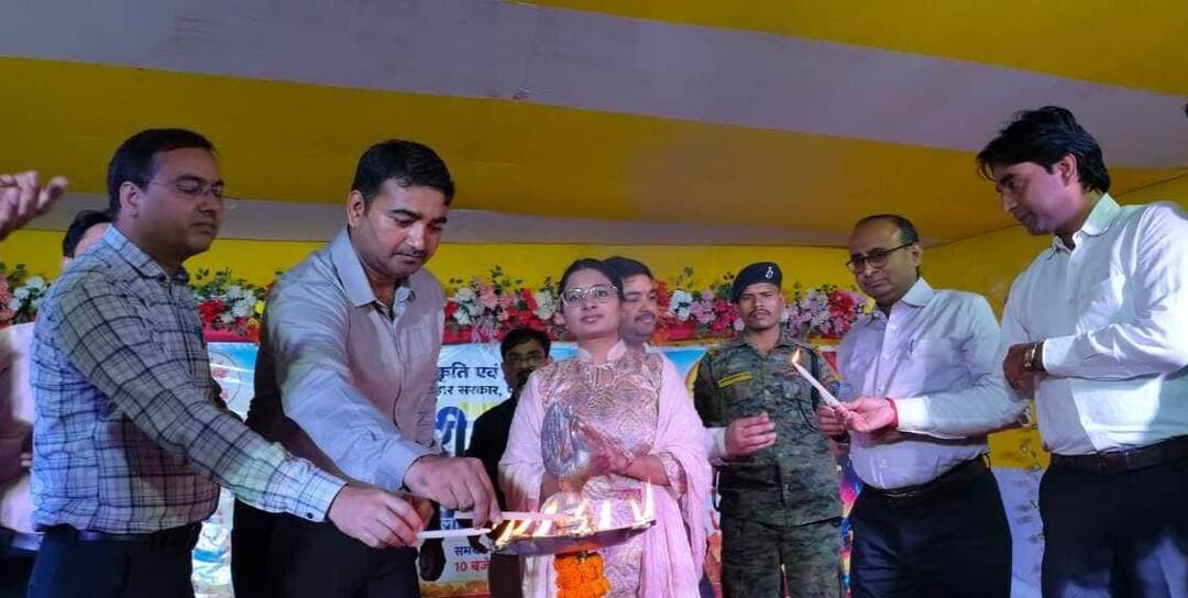 जिला पदाधिकारी, रोहतास के निर्देशानुसार आज दिनांक 27.10.2026 को मल्टीपर्पस हॉल, फजलगंज, सासाराम में जिला स्तरीय युवा उत्सव-2026 का आयोजन किया गया। कार्यक्रम का शुभारंभ उप विकास आयुक्त रोहतास सुश्री आकांक्षा आनंद, जिला शिक्षा पदाधिकारी, निदेशक डीआरडीए, जिला विकास पदाधिकारी, जिला कला एवं संस्कृति पदाधिकारी एवं निदेशक एनईपी द्वारा संयुक्त रूप से दीप प्रज्वलित कर किया गया।
🎭 जिला प्रशासन एवं कला एवं संस्कृति विभाग के संयुक्त तत्वावधान में आयोजित युवा उत्सव में कविता लेखन, समूह लोक नृत्य, समूह लोकगीत, चित्रकला एवं नुक्कड़ नाटक सहित पाँच विधाओं में प्रतियोगिताएं आयोजित की गईं। इसमें जिले के लगभग 150 युवा प्रतिभागियों ने उत्साहपूर्वक भाग लेकर अपनी कला, रचनात्मकता एवं प्रतिभा का प्रदर्शन किया।
🌟 प्रतियोगिता में प्रथम स्थान प्राप्त करने वाले चयनित प्रतिभागियों को राज्य स्तरीय युवा उत्सव में रोहतास जिले का प्रतिनिधित्व करने के लिए भेजा जाएगा। इस पहल का उद्देश्य युवाओं को अपनी प्रतिभा प्रदर्शित करने के लिए बेहतर मंच उपलब्ध कराना तथा उन्हें राज्य स्तर पर पहचान दिलाना है।
🤝 कार्यक्रम के सफल आयोजन में शिक्षा विभाग द्वारा प्रतिनियुक्त शिक्षकों की महत्वपूर्ण भूमिका रही। उनके सहयोग से प्रतियोगिताओं का संचालन एवं प्रतिभागियों की प्रस्तुतियां व्यवस्थित रूप से संपन्न कराई गईं।
🎯 जिला प्रशासन, रोहतास द्वारा युवाओं की कलात्मक एवं रचनात्मक प्रतिभाओं को प्रोत्साहित करने तथा कला एवं संस्कृति के संरक्षण एवं संवर्धन के उद्देश्य से इस प्रकार के आयोजनों को महत्वपूर्ण पहल के रूप में बढ़ावा दिया जा रहा है।
#IPRD
#BiharGovernment
#PublicService
#YouthPower
#CMSamrat
#samratchoudhary
Art, Culture and Youth Department, Government of Bihar
Information & Public Relations Department, Government of Bihar