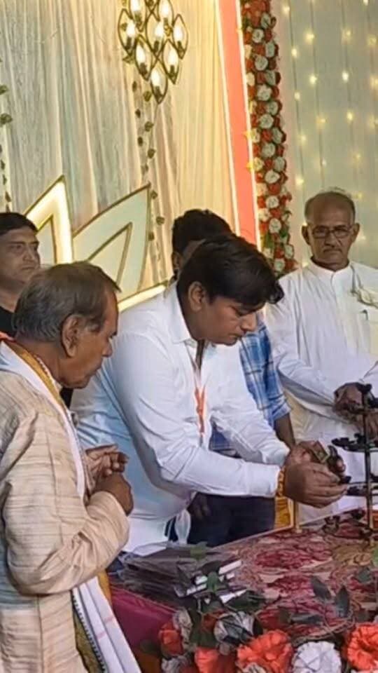 बौलिया में भव्य सांस्कृतिक कार्यक्रम, बनारस के कलाकारों ने बांधा समां
नौहट्टा प्रखंड के बौलिया स्थित हार्वे स्टेज पर दुर्गा पूजा के अवसर पर नवयुवक संघ बौलिया की ओर से भव्य सांस्कृतिक कार्यक्रम का आयोजन किया गया।
बनारस से आए कलाकारों ने भगवान शिव, मां दुर्गा के महिषासुर मर्दिनी स्वरूप और राधा-कृष्ण की रासलीला की मनमोहक प्रस्तुति देकर दर्शकों का दिल जीत लिया। वहीं, गोरिल्ला डांस भी आकर्षण का केंद्र रहा।
कार्यक्रम का उद्घाटन डॉ. वीरेंद्र कुमार, पूर्व मुखिया कृष्णा सिंह यादव और कमेटी के सदस्यों ने दीप प्रज्ज्वलित कर किया। इस दौरान अतिथियों को अंगवस्त्र देकर सम्मानित किया गया। स्थानीय बच्चों और बच्चियों ने भी अपनी सांस्कृतिक प्रतिभा का प्रदर्शन किया।
स्थान: बौलिया, नौहट्टा, रोहतास (बिहार)
#अपना_रोहतास #बौलिया #नौहट्टा #रोहतास #दुर्गापूजा #सांस्कृतिक_कार्यक्रम #बिहार_की_संस्कृति