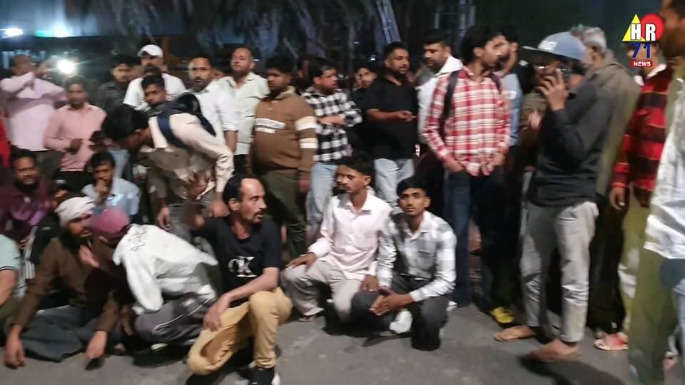 यमुनानगर उप्पल मॉल के पास हाइड्रा क्रेन साइकिल सवार के ऊपर से फिरी। गुस्साए लोगों ने लगाया रोड जाम।