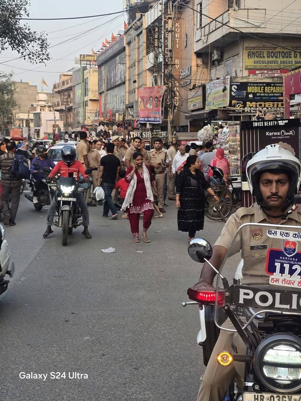 त्योहारी सीजन में फरीदाबाद पुलिस अलर्ट, एक और दो नंबर बाजार में की पैदल गश्त
थाना कोतवाली प्रभारी मनजीत सिंह और चौकी प्रभारी दर्शन सिंह ने व्यापारियों व ग्राहकों को किया जागरूक, सुरक्षा के लिए सतर्क रहने की अपील
फरीदाबाद। त्योहारी सीजन के मद्देनजर बाजारों में सुरक्षा व्यवस्था मजबूत करने और आमजन को अपराधों से बचाव के प्रति जागरूक करने के लिए फरीदाबाद पुलिस पूरी तरह सतर्क नजर आ रही है। हरियाणा के पुलिस महानिदेशक अजय सिंघल के आदेशों तथा पुलिस आयुक्त सतेन्द्र गुप्ता और डीसीपी एनआईटी के दिशा-निर्देशों के तहत फरीदाबाद पुलिस द्वारा शहर के विभिन्न बाजारों में पैदल गश्त कर व्यापारियों और खरीदारी करने आए लोगों को सुरक्षा संबंधी महत्वपूर्ण जानकारियां दी जा रही हैं।
इसी अभियान के तहत थाना कोतवाली प्रभारी मनजीत सिंह के नेतृत्व में दो नंबर चौकी पुलिस टीम ने एक नंबर बाजार और दो नंबर बाजार में पैदल गश्त की। इस दौरान पुलिसकर्मियों ने व्यापारियों, दुकानदारों और बाजार में खरीदारी करने आए ग्राहकों से संवाद कर उन्हें त्योहारी भीड़ के दौरान विशेष सावधानी बरतने की अपील की। इस अवसर पर चौकी प्रभारी दर्शन सिंह भी मौजूद रहे।
पुलिस टीम ने लोगों को बताया कि त्योहारों के दौरान बाजारों में भीड़ बढ़ने के साथ जेबकतरी, पर्स चोरी, चेन स्नैचिंग और अन्य आपराधिक घटनाओं की आशंका रहती है। ऐसे में लोगों को अपने सामान की सुरक्षा के प्रति सतर्क रहना चाहिए। महिलाओं और बुजुर्गों को विशेष रूप से अपने पर्स, मोबाइल फोन, सोने की चेन और अन्य कीमती सामान का ध्यान रखने की सलाह दी गई।
आग लगने की स्थिति में तुरंत दें सूचना
पुलिस ने दुकानदारों और ग्राहकों को आग से बचाव के प्रति भी जागरूक किया। उन्हें बताया गया कि बाजार में कहीं भी आग लगने या धुआं दिखाई देने पर तुरंत दमकल विभाग को सूचना दें और आवश्यकता पड़ने पर पुलिस की सहायता लें। दुकानदार अपनी दुकानों में बिजली के तारों, अस्थायी लाइटों, सजावटी उपकरणों और अन्य विद्युत उपकरणों की जांच अवश्य करें। दुकानों के सामने और रास्तों में सामान रखकर आपातकालीन निकास को बाधित न करें।
पुलिस टीम ने लोगों को थाना, चौकी और आपातकालीन सहायता के लिए डायल 112 नंबर की जानकारी भी दी, ताकि किसी भी संदिग्ध गतिविधि या आपात स्थिति में समय रहते पुलिस की मदद ली जा सके।
पुलिस की आमजन से अपील: सतर्क रहें, सुरक्षित रहें
थाना कोतवाली प्रभारी मनजीत सिंह ने लोगों को जागरूक करते हुए कहा कि त्योहार खुशियों और आपसी भाईचारे का प्रतीक हैं। सभी नागरिकों की जिम्मेदारी है कि वे अपनी सुरक्षा के साथ-साथ दूसरों की सुरक्षा का भी ध्यान रखें। बाजारों में खरीदारी करते समय अपने पर्स, मोबाइल और कीमती सामान को सुरक्षित रखें। किसी अनजान व्यक्ति पर आंख बंद करके भरोसा न करें और कोई संदिग्ध व्यक्ति या गतिविधि दिखाई देने पर तुरंत पुलिस को सूचना दें।
उन्होंने दुकानदारों से भी अपील की कि वे अपनी दुकानों में सुरक्षा के आवश्यक इंतजाम रखें, अग्निशमन उपकरणों की उपलब्धता सुनिश्चित करें और किसी भी आपात स्थिति में घबराने के बजाय पुलिस एवं संबंधित विभाग को तुरंत सूचित करें।
फरीदाबाद पुलिस का संदेश है कि जागरूकता और सतर्कता ही सुरक्षा की पहली सीढ़ी है। पुलिस आमजन की सुरक्षा के लिए तत्पर है, लेकिन त्योहारों को सुरक्षित और शांतिपूर्ण बनाने में नागरिकों का सहयोग भी बेहद जरूरी है। पुलिस ने सभी शहरवासियों से अपील की कि वे सावधानी बरतें, नियमों का पालन करें और किसी भी आपात स्थिति में डायल 112 पर संपर्क करें।