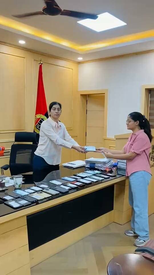 पुलिस प्रेस नोट, 27 अक्टूबर 2026
*CEIR पोर्टल और डिजिटल ट्रैकिंग की मदद से फरीदाबाद पुलिस ने बरामद किए 9 लाख रुपये से अधिक कीमत के 30 गुमशुदा मोबाइल फोन*
*एनआईटी जोन की साइबर सेल की तकनीकी कार्रवाई सफल, डीसीपी एनआईटी उत्तम ने वास्तविक मालिकों को सौंपे मोबाइल फोन*
*फरीदाबाद:* फरीदाबाद पुलिस की एनआईटी जोन साइबर सेल ने तकनीकी दक्षता और डिजिटल ट्रैकिंग के प्रभावी उपयोग से 9 लाख रुपये से अधिक कीमत के 30 गुमशुदा मोबाइल फोन बरामद किए हैं। डीसीपी एनआईटी उत्तम ने अपने कार्यालय में बरामद मोबाइल फोन उनके वास्तविक मालिकों को सौंपे। इस कार्रवाई से नागरिकों को उनकी खोई हुई संपत्ति वापस मिली है।
पुलिस प्रवक्ता अनुसार गुमशुदा मोबाइल फोन की बरामदगी के लिए एनआईटी जोन की साइबर सेल ने केंद्र सरकार के *CEIR (Central Equipment Identity Register) पोर्टल* पर दर्ज शिकायतों का विश्लेषण किया। तकनीकी जांच के दौरान मोबाइल फोन के *IMEI नंबर, नेटवर्क संबंधी जानकारी, डिजिटल ट्रैकिंग और उपलब्ध तकनीकी इनपुट* का उपयोग कर मोबाइल फोन की पहचान की गई।
जांच के दौरान विभिन्न स्थानों पर मोबाइल फोन के उपयोग एवं उनकी उपलब्ध लोकेशन से संबंधित जानकारी के आधार पर आवश्यक कार्रवाई की गई, जिसके परिणामस्वरूप पुलिस टीम 30 मोबाइल फोन बरामद करने में सफल रही। बरामद मोबाइल फोन की कुल अनुमानित कीमत 9 लाख रुपये से अधिक है।
लंबे समय से अपने मोबाइल फोन वापस मिलने की उम्मीद छोड़ चुके नागरिकों को जब उनके फोन मिले तो उन्होंने खुशी जाहिर की। मोबाइल फोन मालिकों ने फरीदाबाद पुलिस की तकनीकी कार्यप्रणाली और तत्परता की सराहना करते हुए पुलिस का आभार व्यक्त किया।
*मोबाइल गुम होने पर तुरंत दर्ज कराएं शिकायत*
डीसीपी एनआईटी उत्तम ने नागरिकों से अपील की है कि मोबाइल फोन गुम होने पर तत्काल संबंधित पुलिस थाने में शिकायत दर्ज कराएं और भारत सरकार के CEIR पोर्टल पर भी अनुरोध प्रस्तुत करें। समय पर शिकायत दर्ज होने से मोबाइल फोन को ब्लॉक कराने, उसकी पहचान एवं बरामदगी के प्रयासों में सहायता मिलती है और उसके संभावित दुरुपयोग को रोकने में मदद मिलती है।
नागरिक अपने मोबाइल फोन का IMEI नंबर सुरक्षित रखें। फोन गुम होने की स्थिति में बैंकिंग, ई-मेल और अन्य संवेदनशील खातों की सुरक्षा सुनिश्चित करें, आवश्यकतानुसार सिम कार्ड ब्लॉक करवाएं तथा संबंधित खातों के पासवर्ड बदलें। मोबाइल फोन में मजबूत स्क्रीन लॉक का इस्तेमाल करें और अपनी गोपनीय जानकारी किसी अनजान व्यक्ति के साथ साझा न करें।
फरीदाबाद पुलिस आमजन की डिजिटल एवं व्यक्तिगत संपत्ति की सुरक्षा के लिए प्रतिबद्ध है। पुलिस द्वारा आधुनिक तकनीक के माध्यम से नागरिकों की शिकायतों पर प्रभावी कार्रवाई लगातार जारी है।
*प्रवक्ता, फरीदाबाद पुलिस*